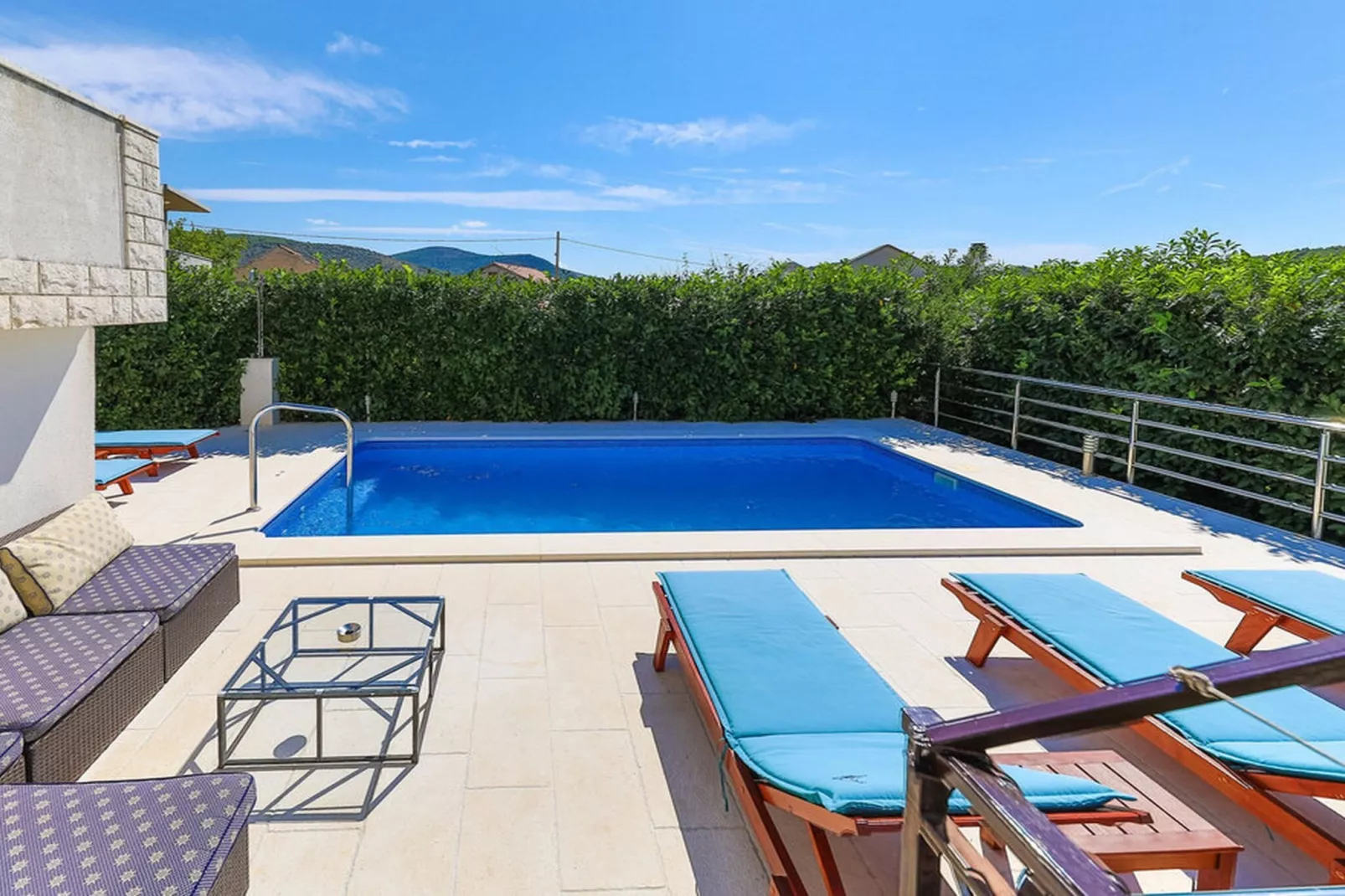 Relaxing Holiday Home with Pool, Fitness Area, and Entertainment Facilities - Six Bedroom Holiday Home - Zwembad