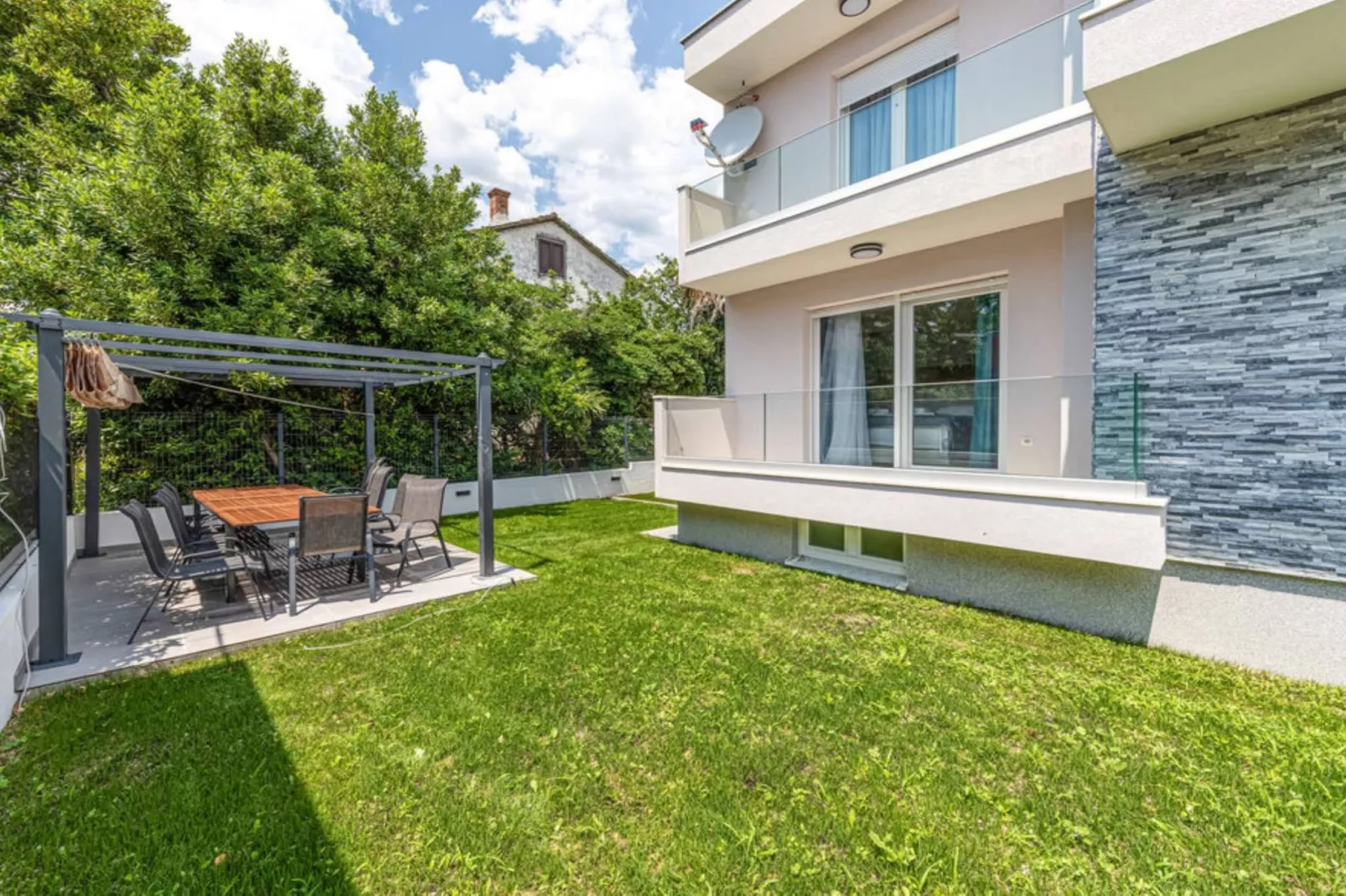 Expansive Retreat with Private Pool & BBQ, Near the Beach - Six Bedroom Villa - Buitenlucht
