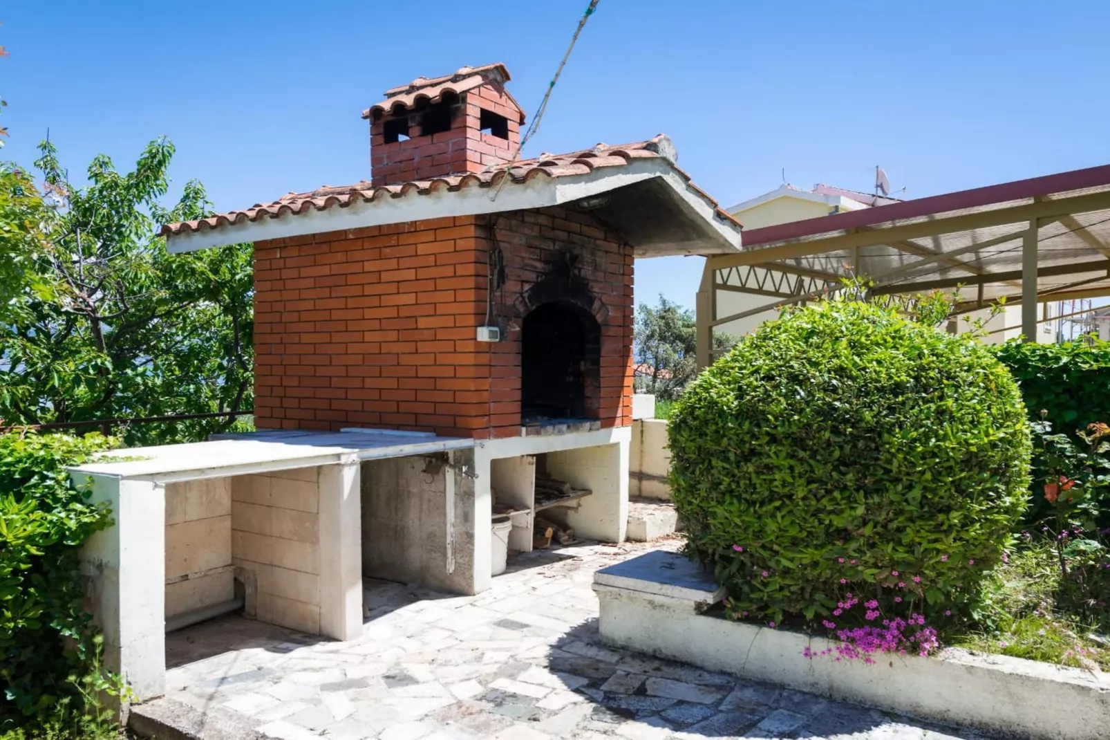 Seaside Getaway Holiday Home with Patio Slatine - Three Bedroom Holiday Home - Buitenlucht