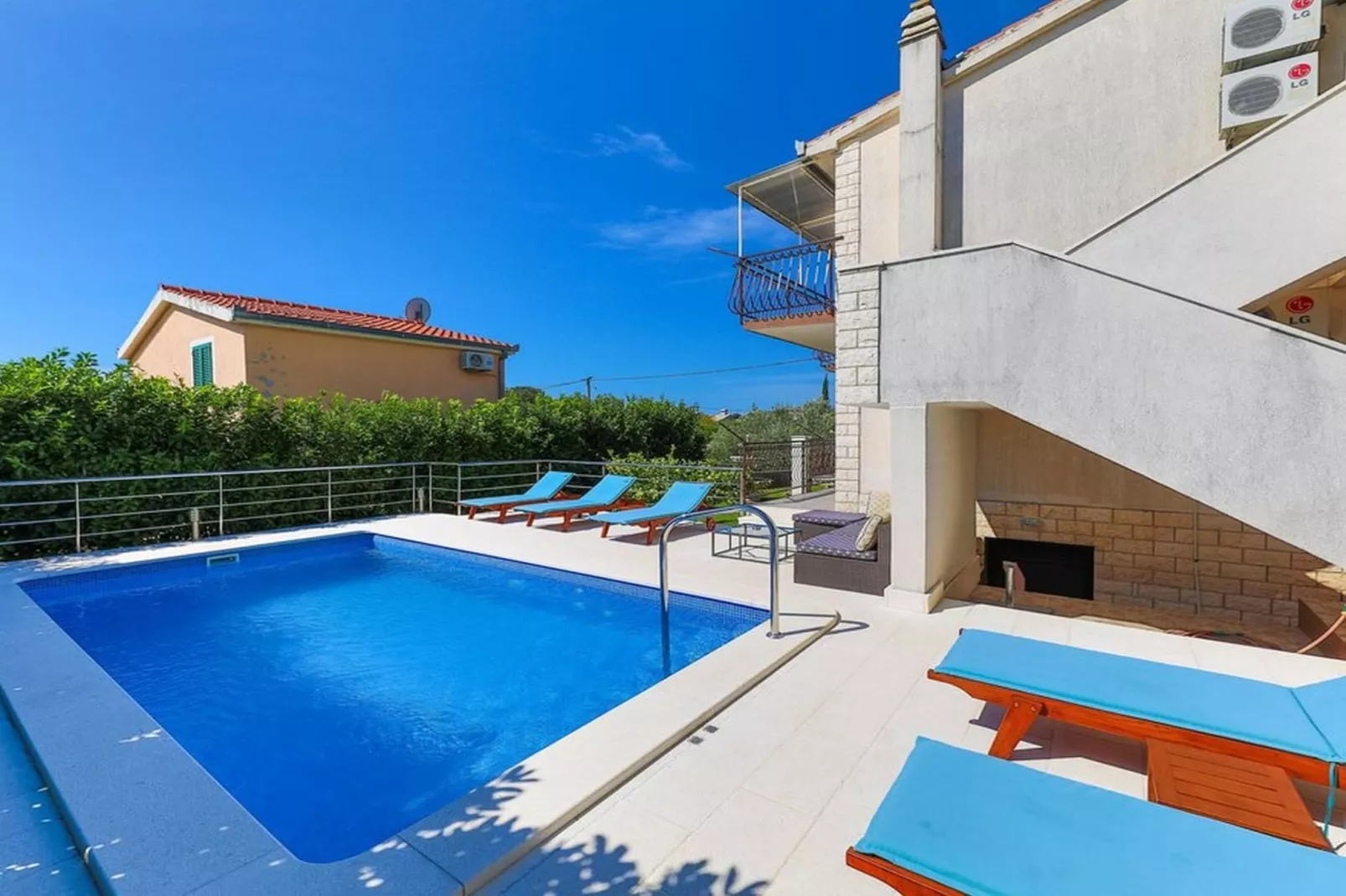 Relaxing Holiday Home with Pool, Fitness Area, and Entertainment Facilities - Six Bedroom Holiday Home - Zwembad