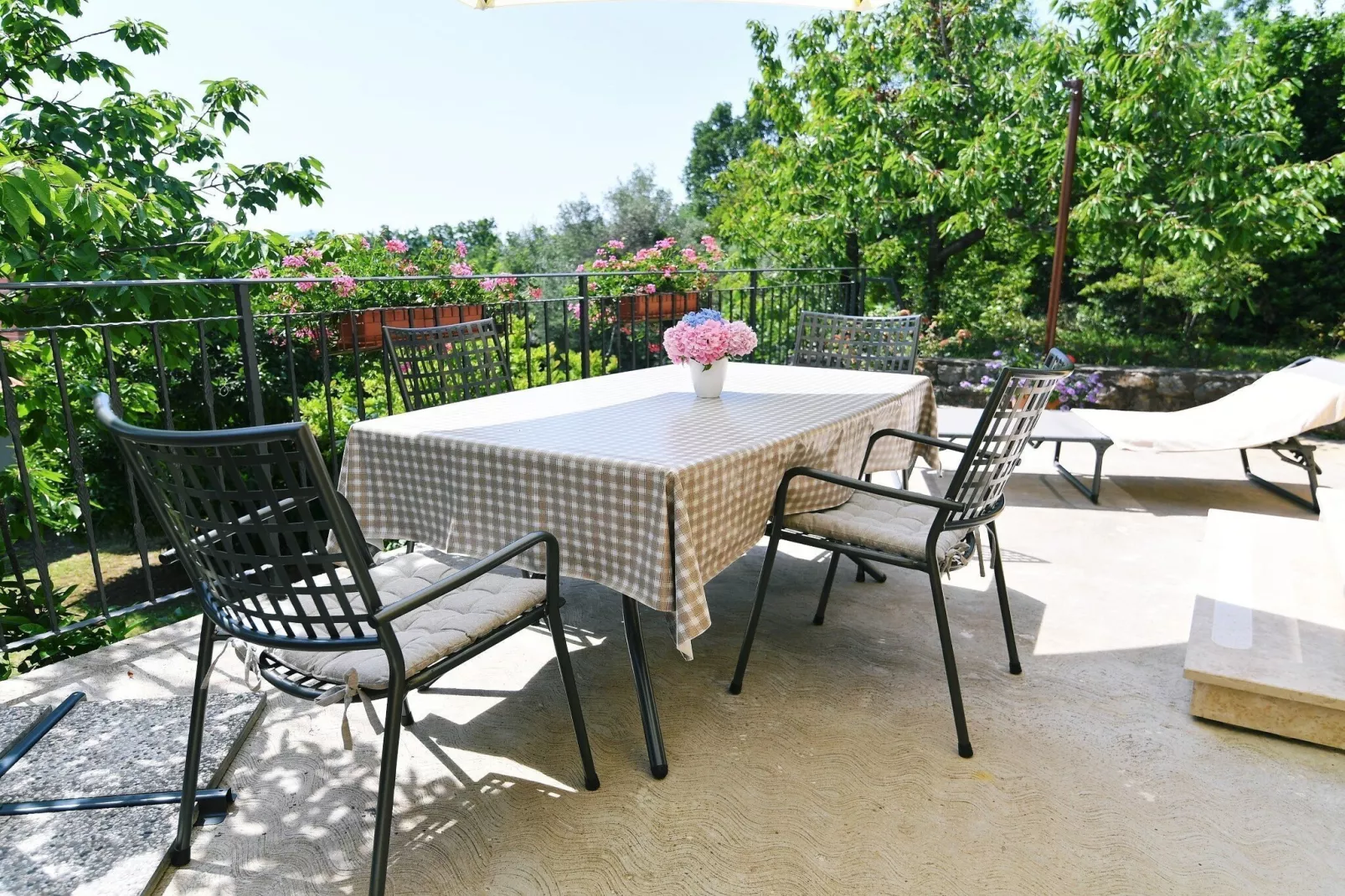 Charming Holiday Home with Terrace and Garden - One Bedroom Holiday Home - Terras