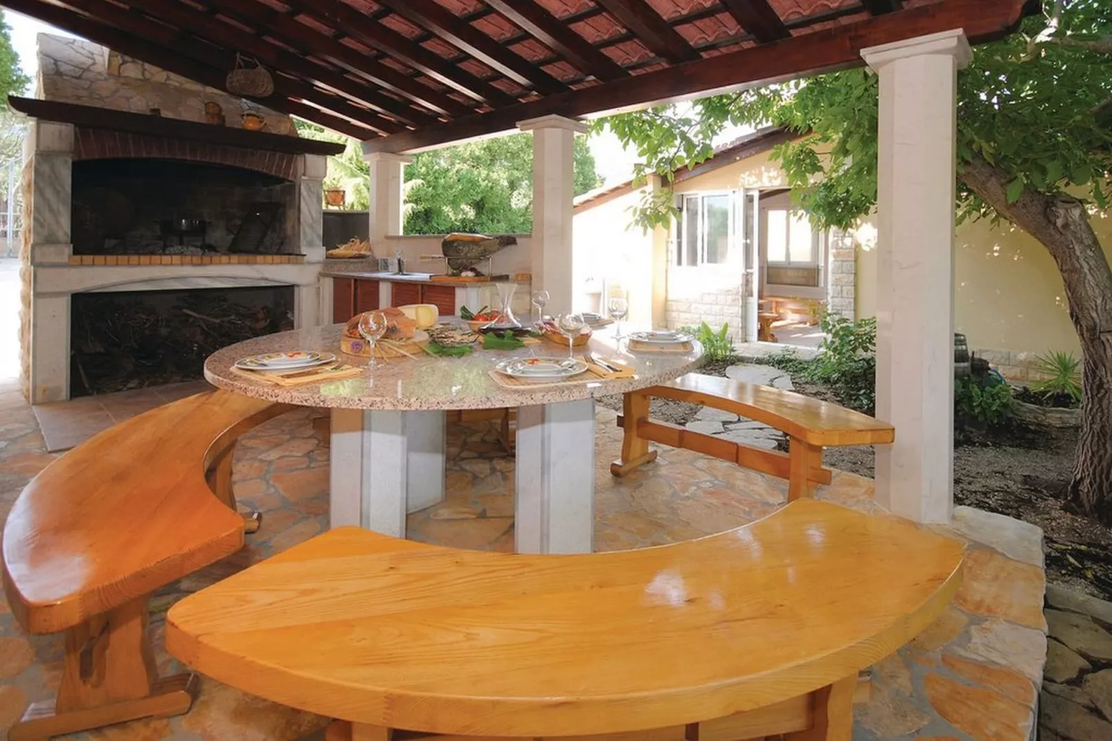 Picturesque Escape Holiday Home with Pool and Sauna - Four Bedroom Holiday Home with Sauna and Pool - Terras