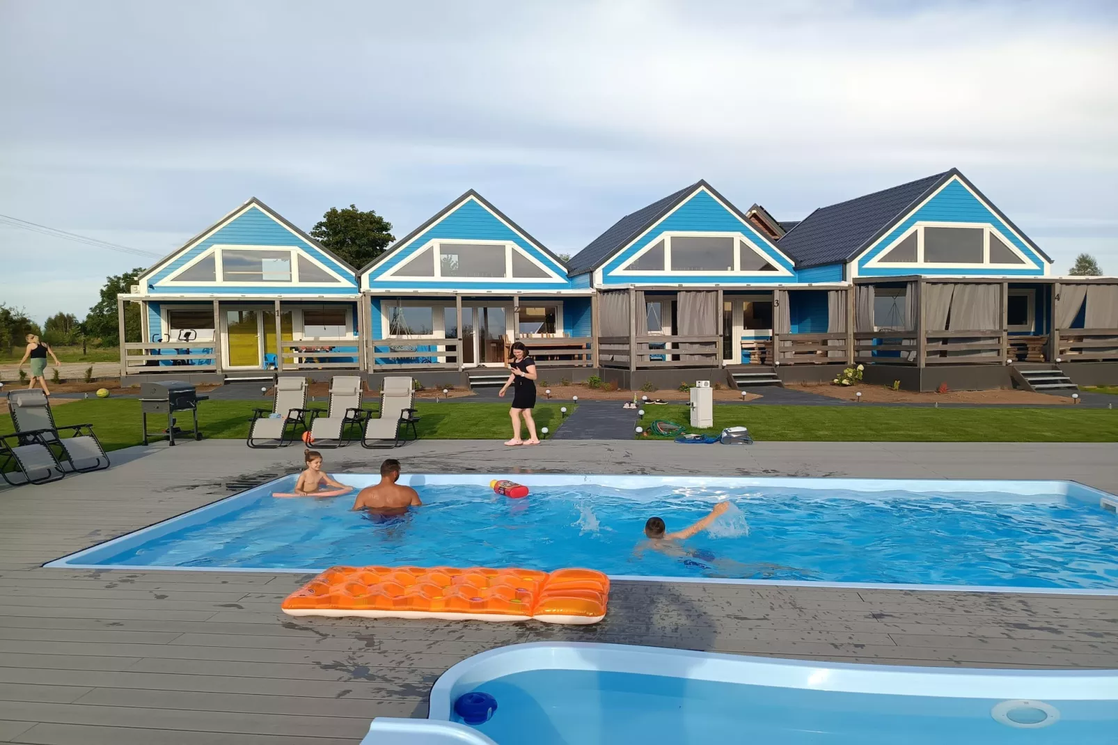 Domek wakacyjny dla max 8 osób Żałe - Buitenkant zomer