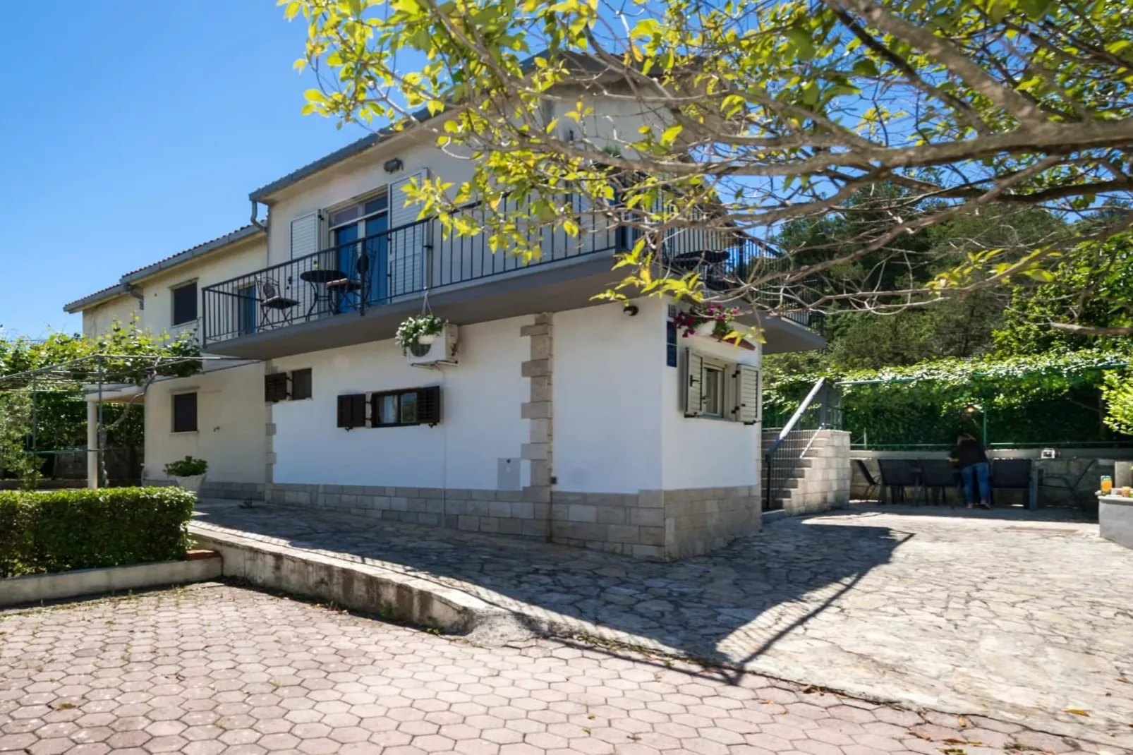 Seaside Getaway Holiday Home with Patio Slatine - Three Bedroom Holiday Home - Buitenlucht