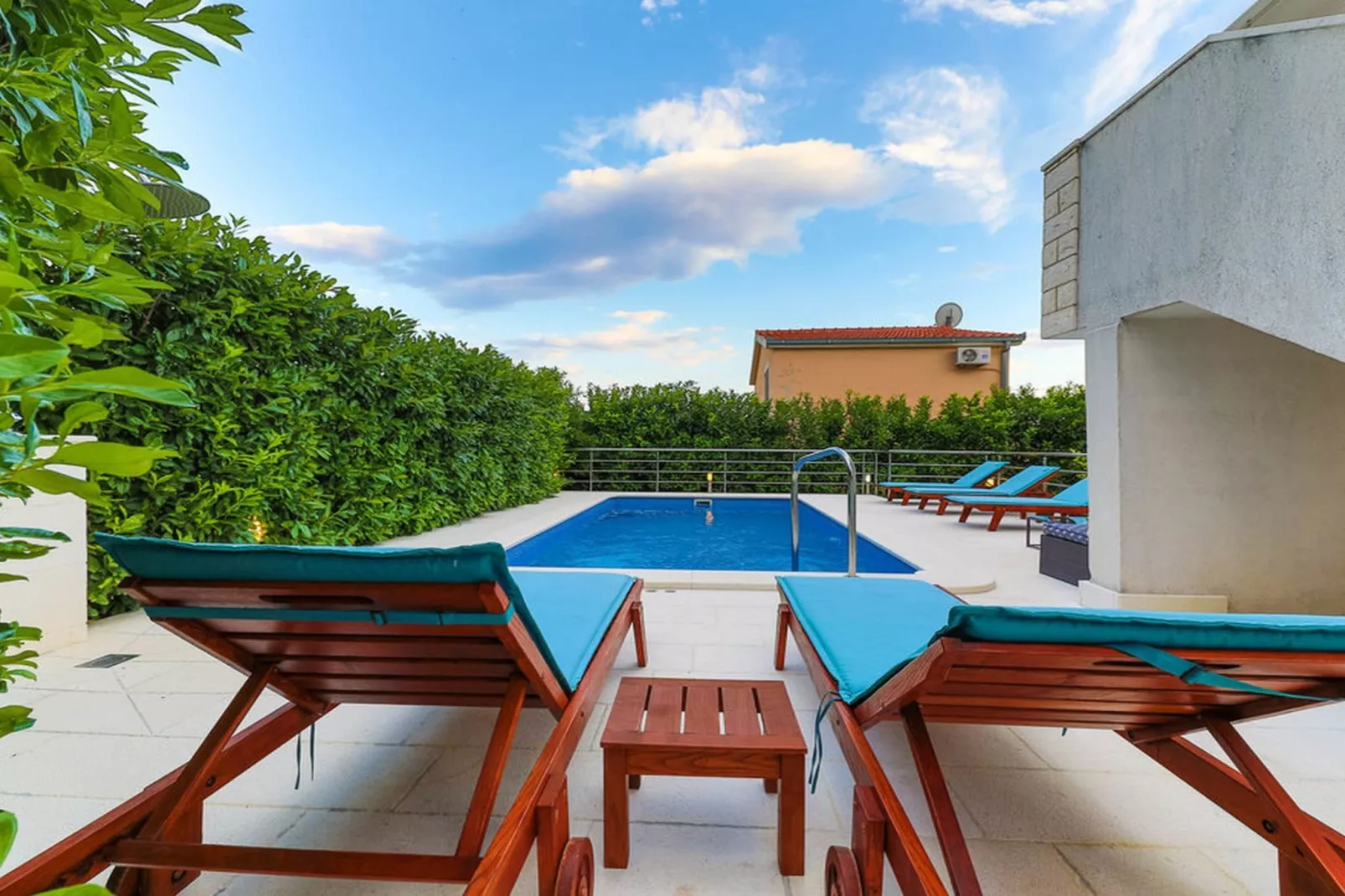 Relaxing Holiday Home with Pool, Fitness Area, and Entertainment Facilities - Six Bedroom Holiday Home - Zwembad