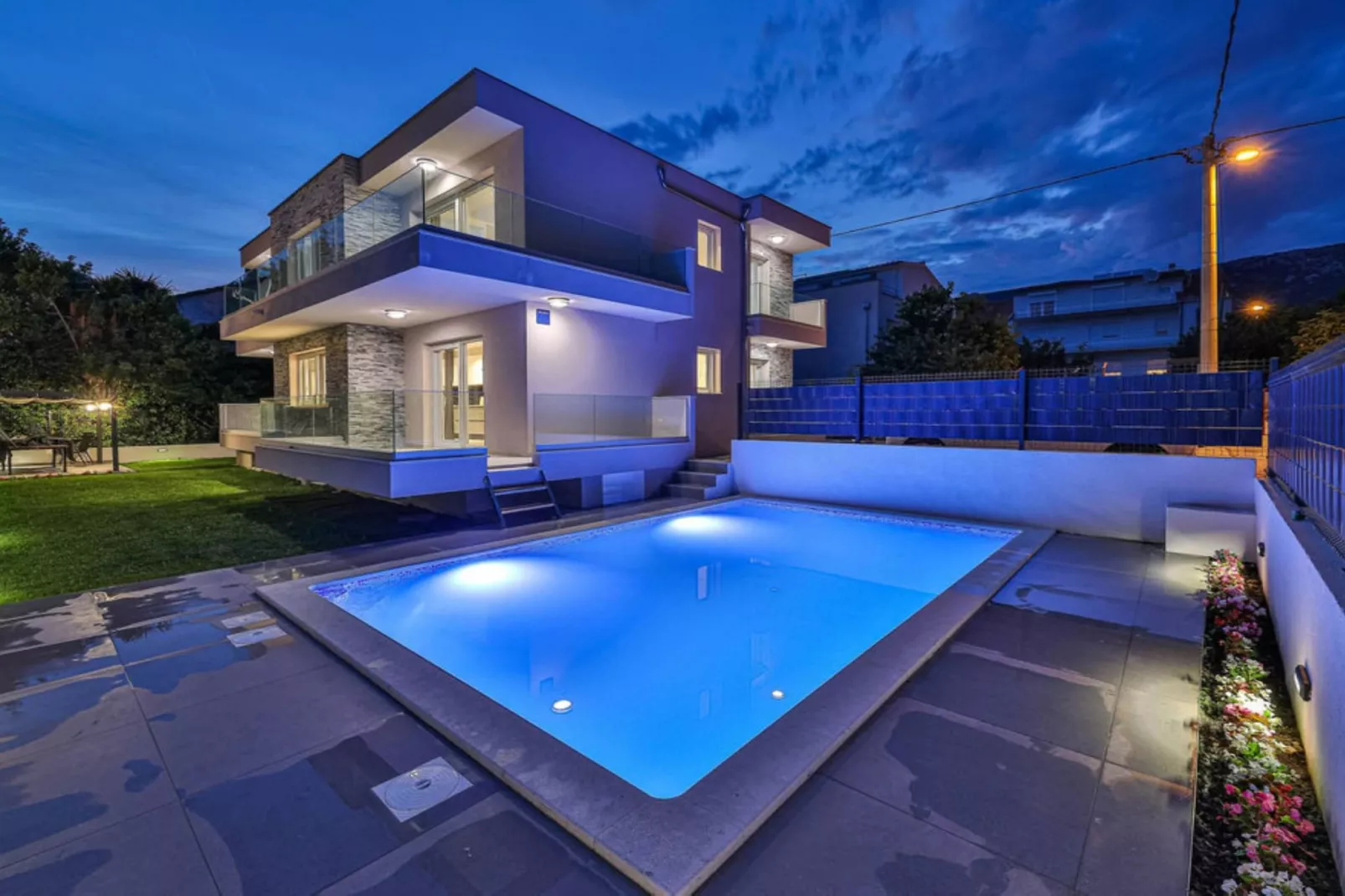 Expansive Retreat with Private Pool & BBQ, Near the Beach - Six Bedroom Villa - Zwembad