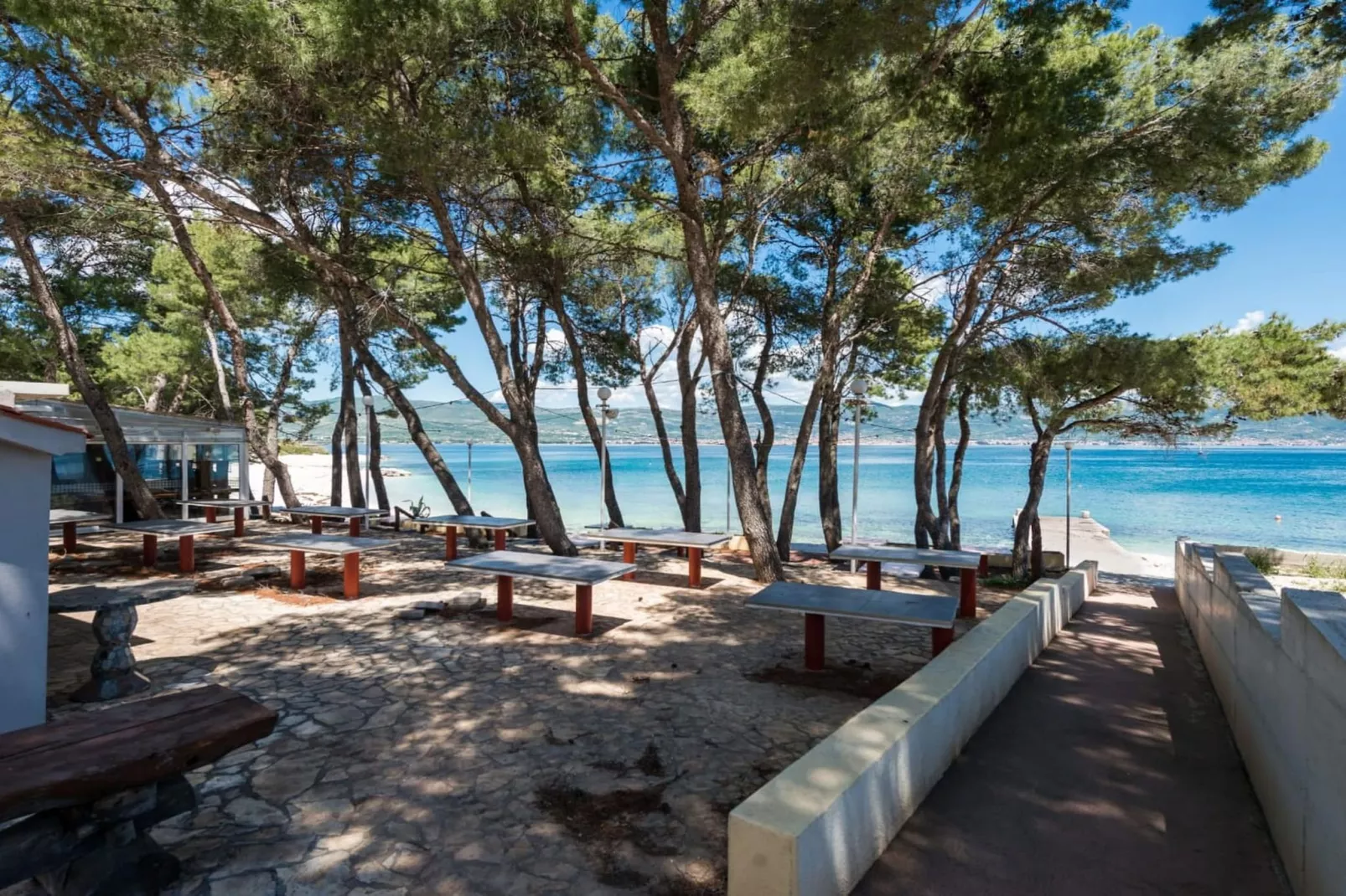 Seaside Getaway Holiday Home with Patio Slatine - Three Bedroom Holiday Home - Buitenlucht