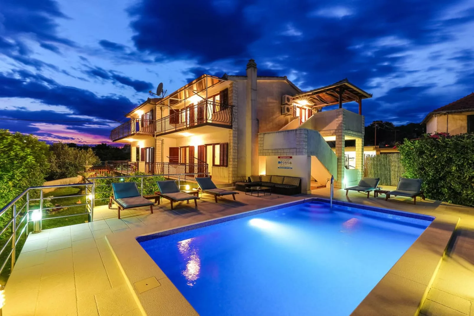 Relaxing Holiday Home with Pool, Fitness Area, and Entertainment Facilities - Six Bedroom Holiday Home - Zwembad