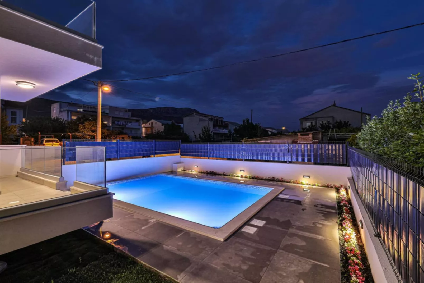 Expansive Retreat with Private Pool & BBQ, Near the Beach - Six Bedroom Villa - Zwembad