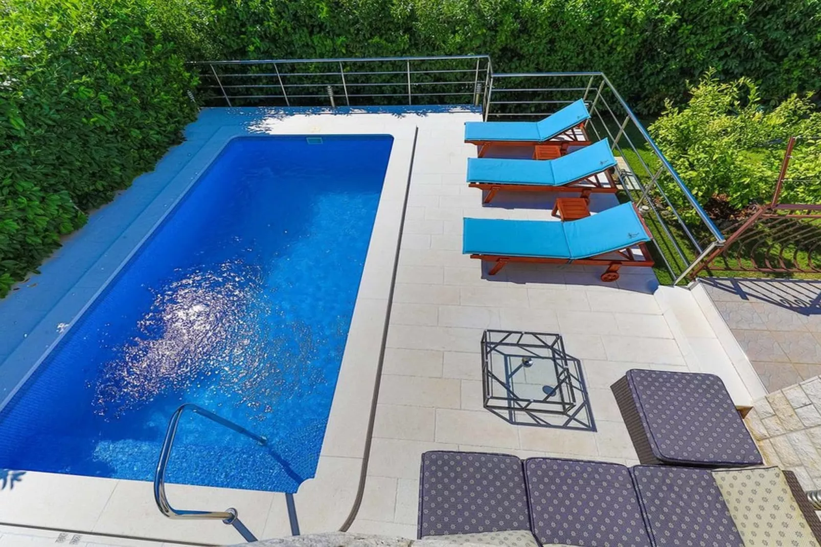 Relaxing Holiday Home with Pool, Fitness Area, and Entertainment Facilities - Six Bedroom Holiday Home - Zwembad