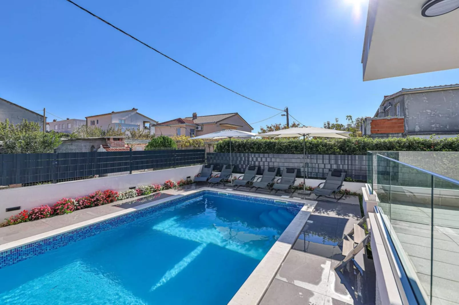 Expansive Retreat with Private Pool & BBQ, Near the Beach - Six Bedroom Villa - Zwembad