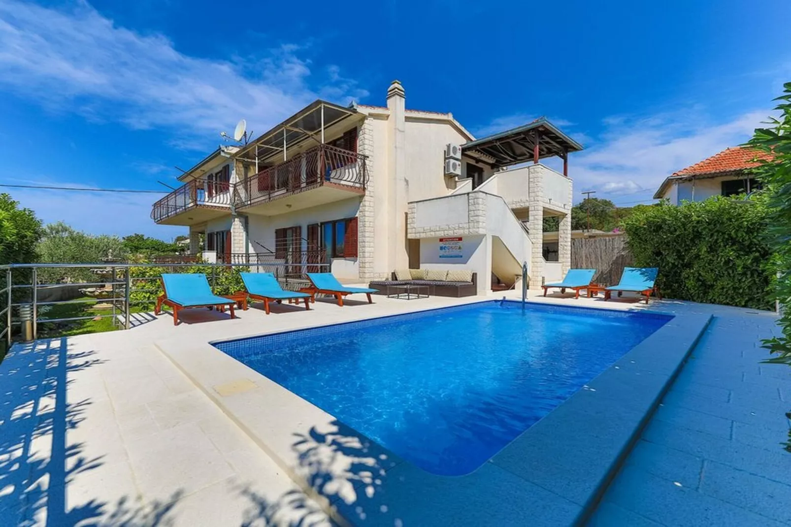 Relaxing Holiday Home with Pool, Fitness Area, and Entertainment Facilities - Six Bedroom Holiday Home - Zwembad