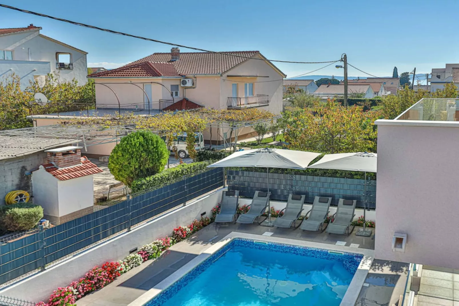 Expansive Retreat with Private Pool & BBQ, Near the Beach - Six Bedroom Villa - Uitzicht