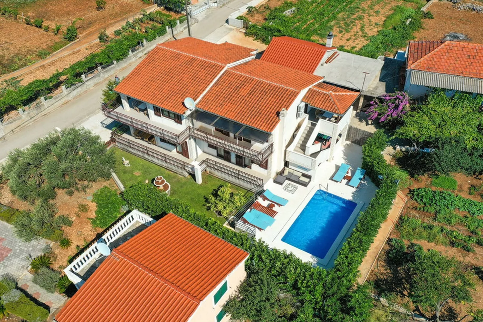 Relaxing Holiday Home with Pool, Fitness Area, and Entertainment Facilities - Six Bedroom Holiday Home - Uitzicht