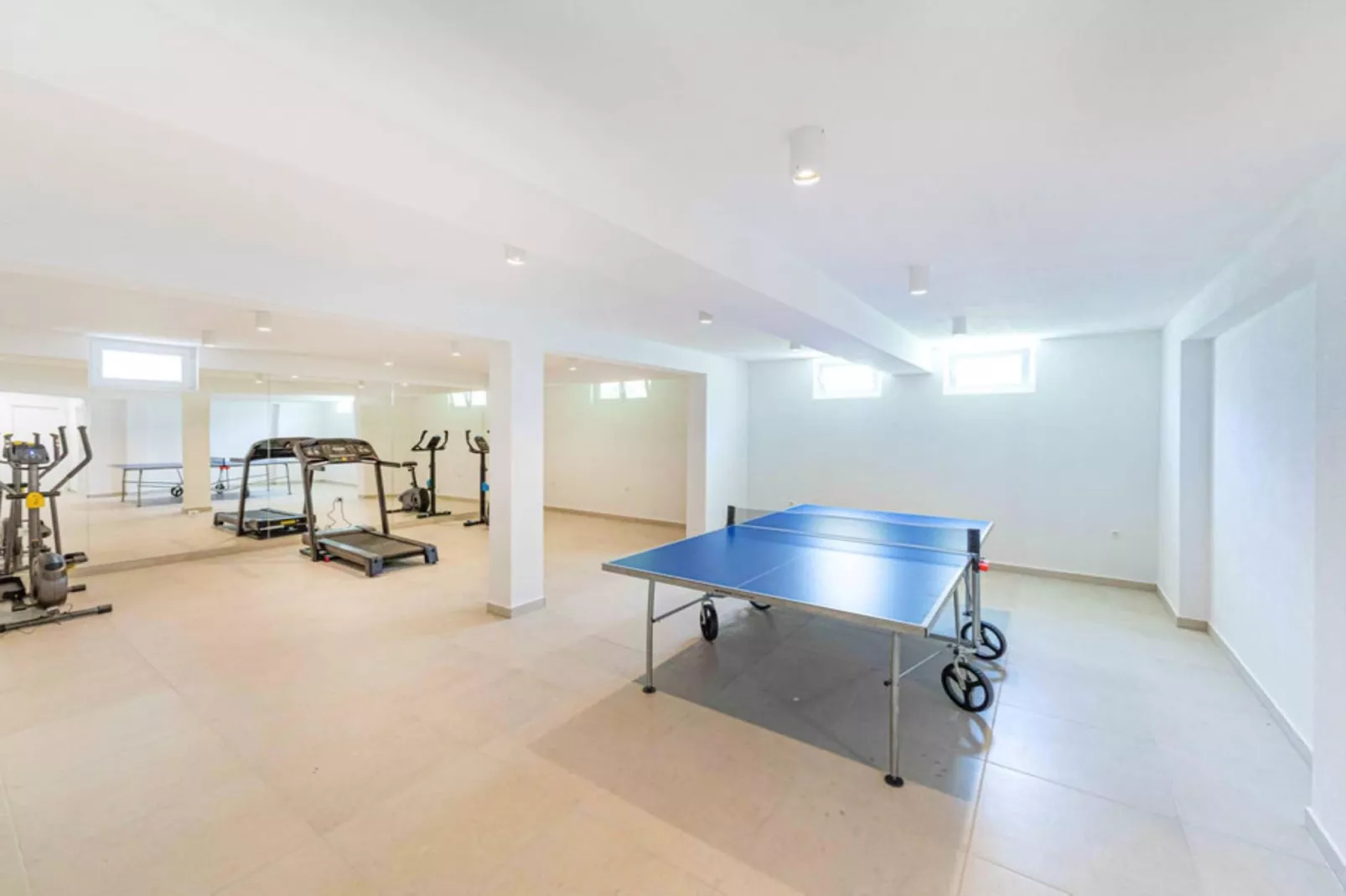 Expansive Retreat with Private Pool & BBQ, Near the Beach - Six Bedroom Villa - Sportzaal