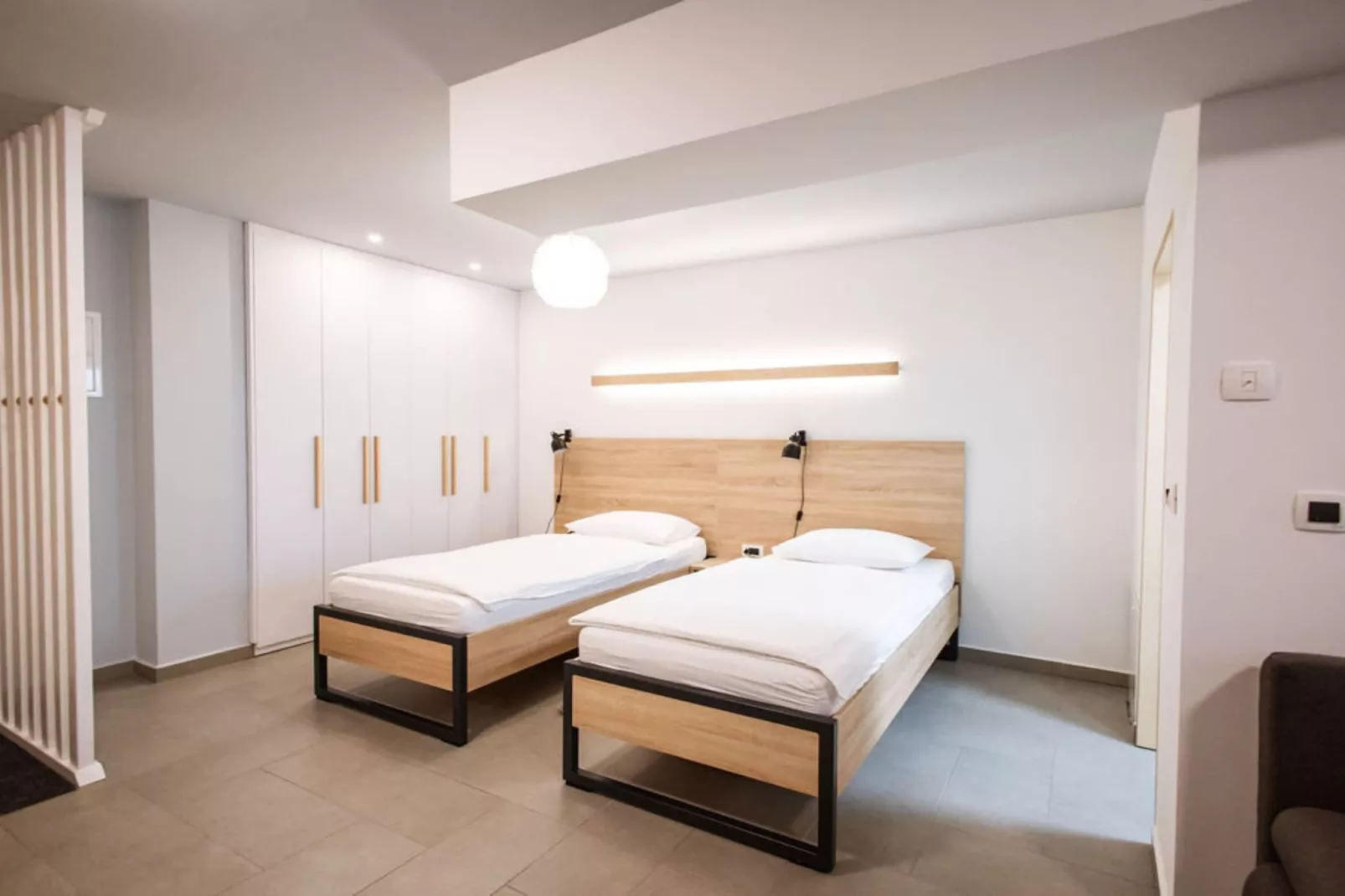 Stylish Apartments with Osijek Near Top Attractions - Standard Studio Apartment  - Maks 3 - Slaapkamer