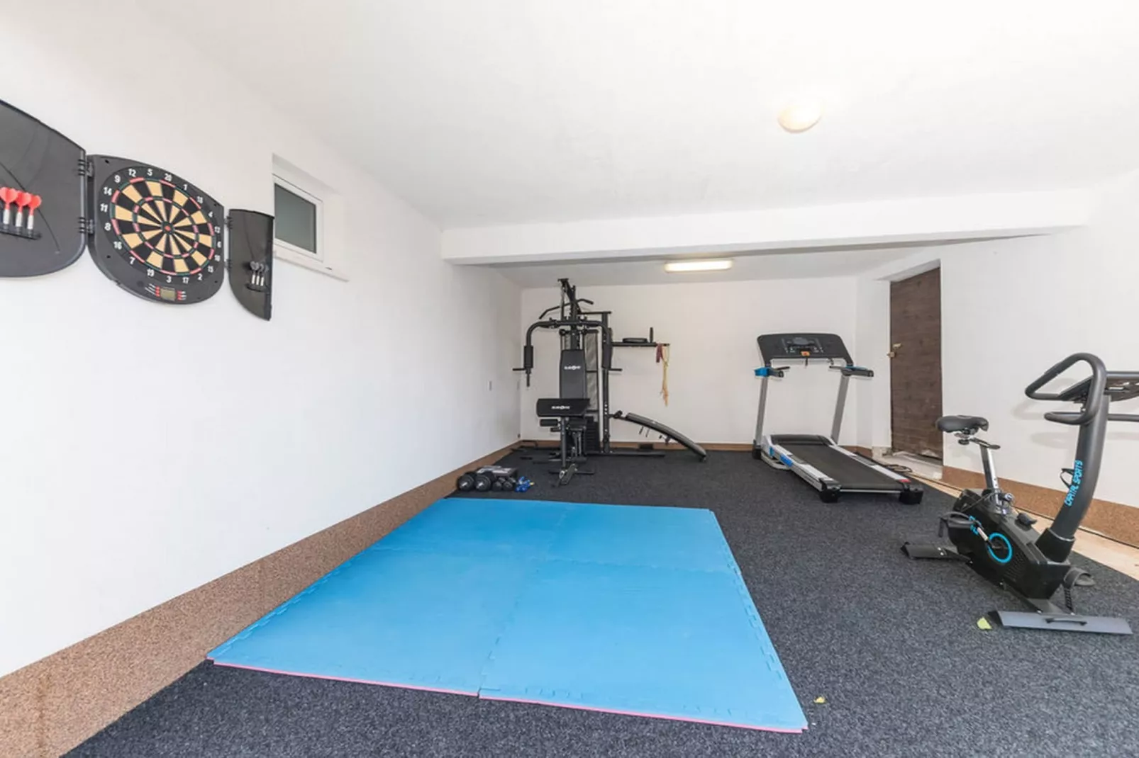 Relaxing Holiday Home with Pool, Fitness Area, and Entertainment Facilities - Six Bedroom Holiday Home - Sportzaal
