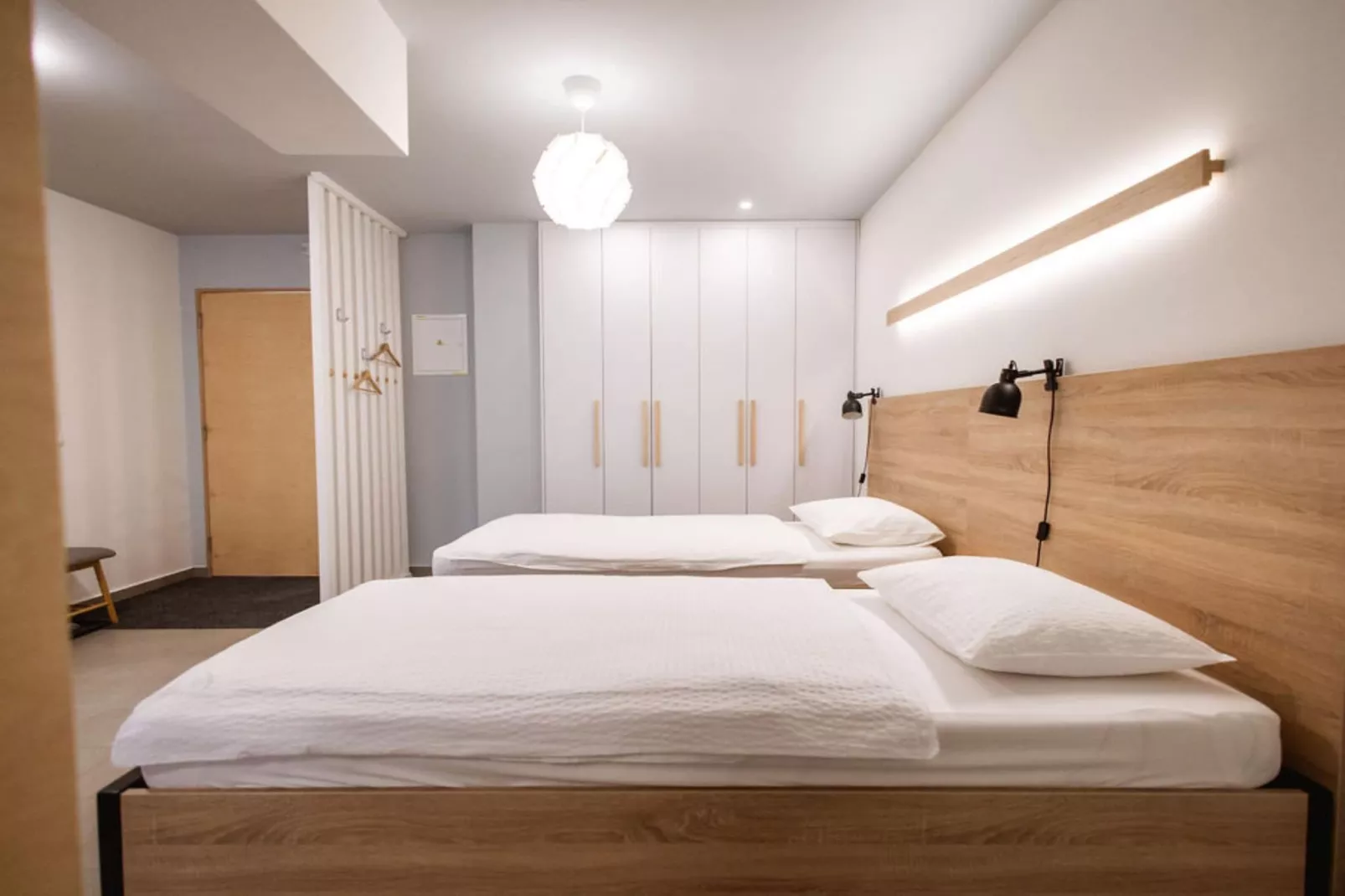 Stylish Apartments with Osijek Near Top Attractions - Standard Studio Apartment  - Maks 3 - Slaapkamer