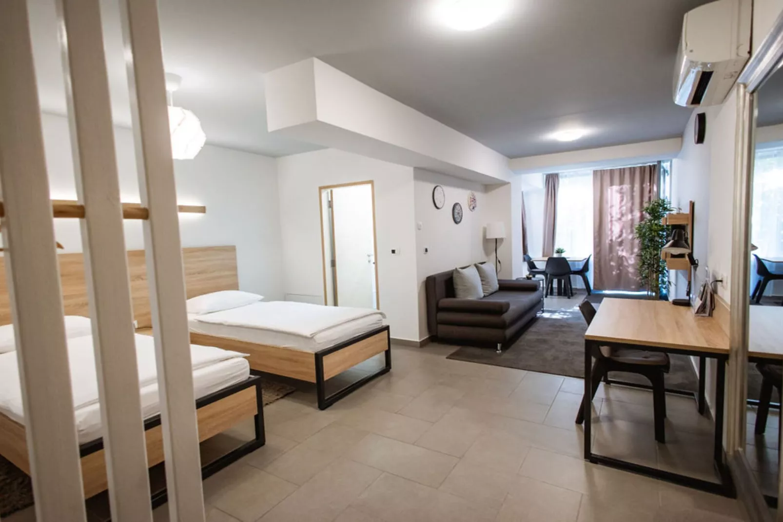 Stylish Apartments with Osijek Near Top Attractions - Standard Studio Apartment  - Maks 3 - Slaapkamer