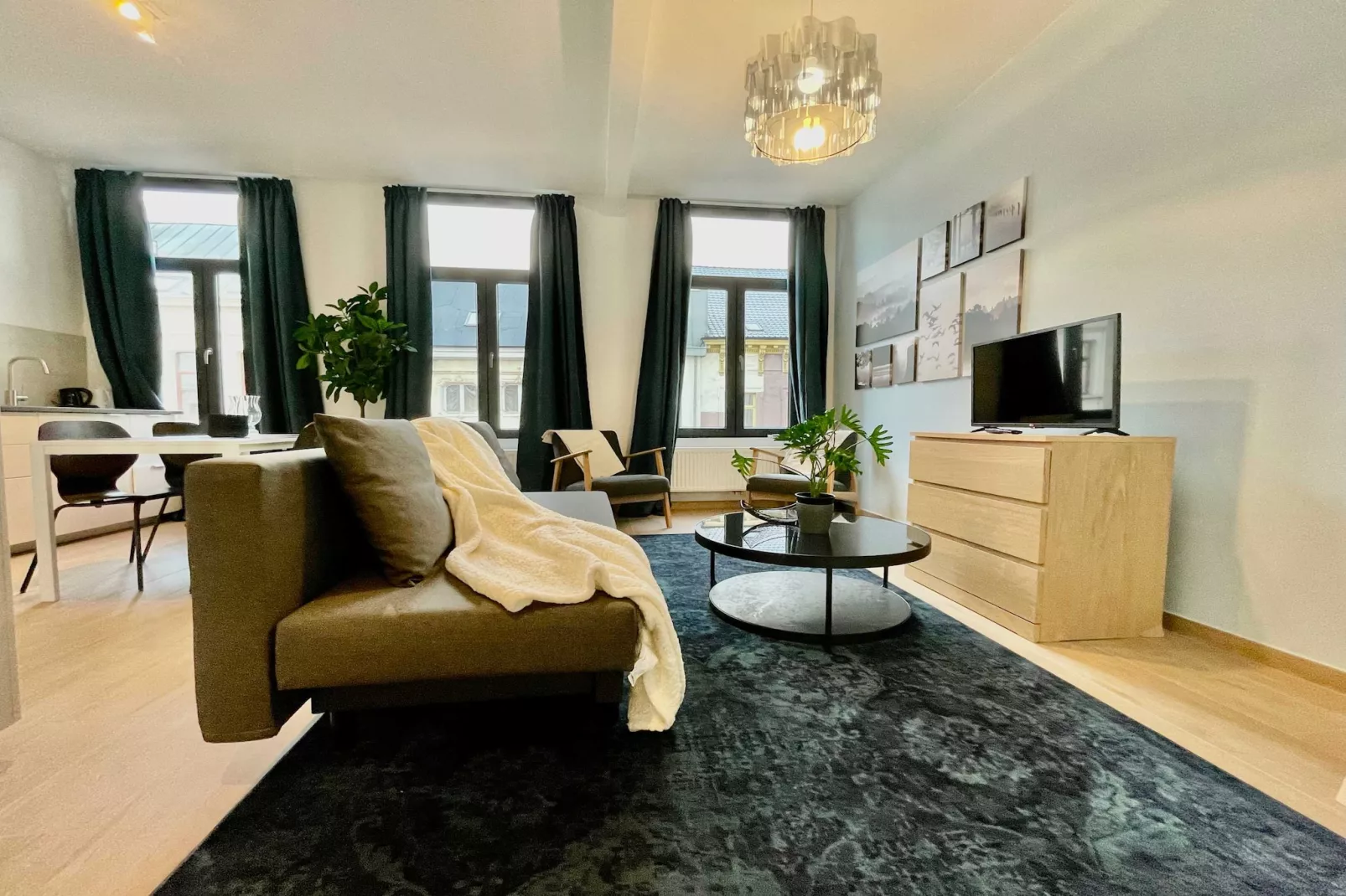 Luxury Dlx 1BR Near Fashion District by OneLuxStay - Woonkamer