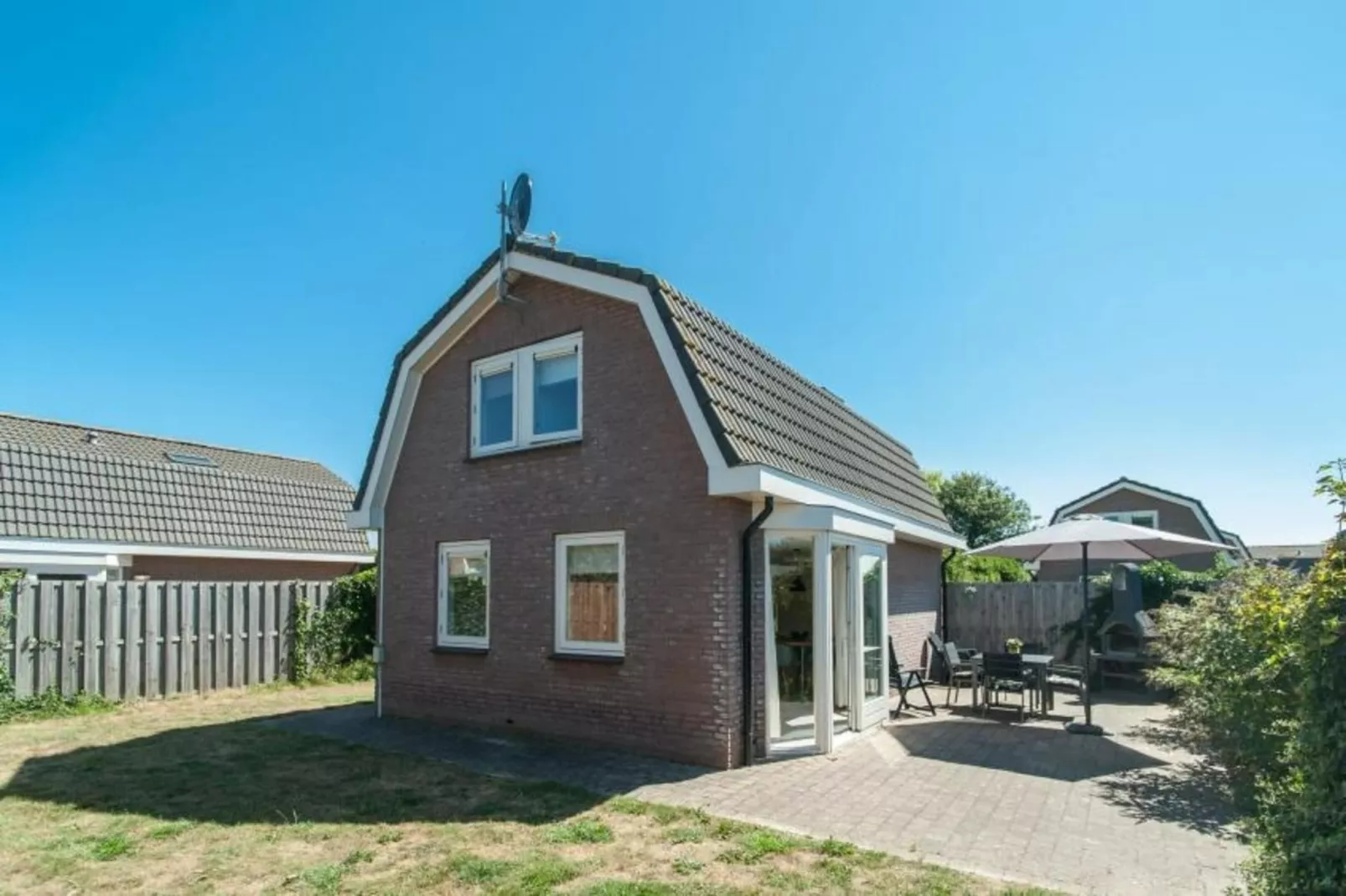 Bungalow 4-persoons (3 slaapkamers) - Buitenkant zomer