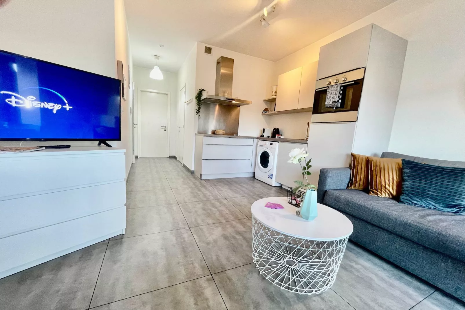 Cozy 1BR City Centre Near Meir Shopping by OneLuxStay - Woonkamer