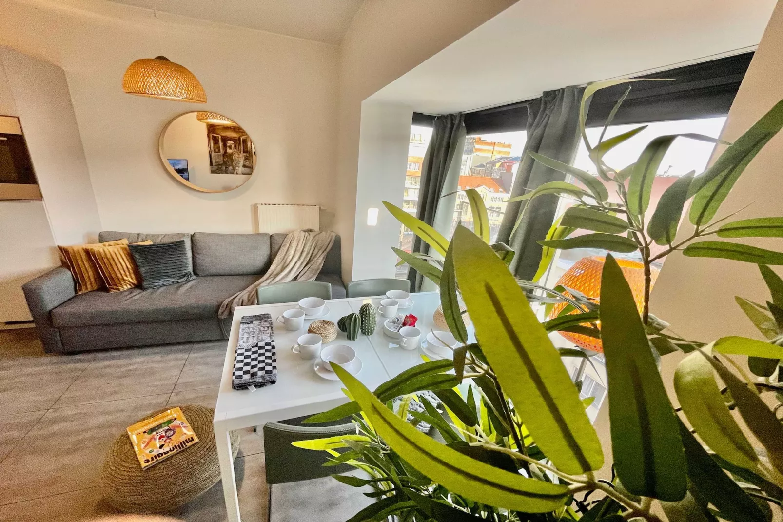 Cozy 1BR City Centre Near Meir Shopping by OneLuxStay - Woonkamer