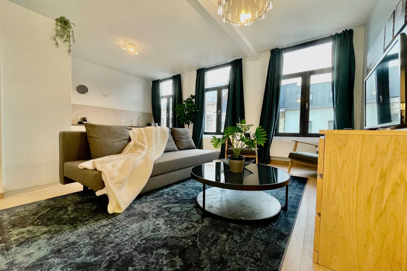 Luxury Dlx 1BR Near Fashion District by OneLuxStay - Woonkamer