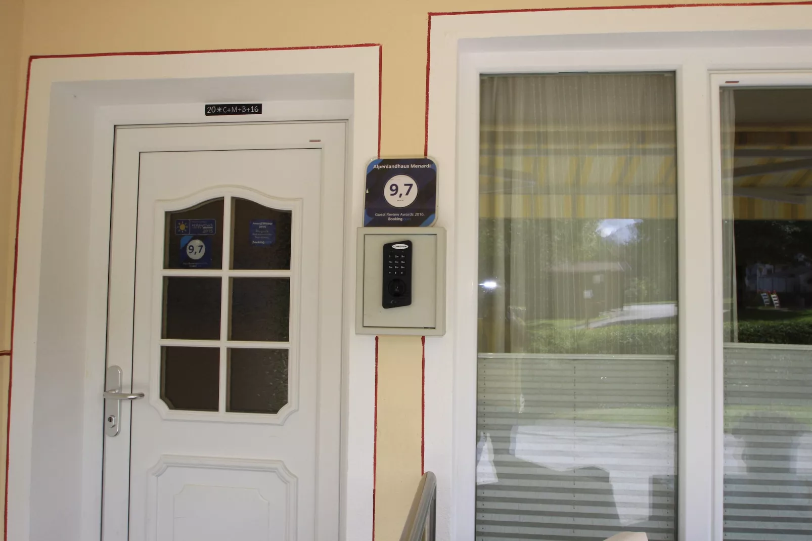 Menardi Penthouse AA - Hal-ontvangst