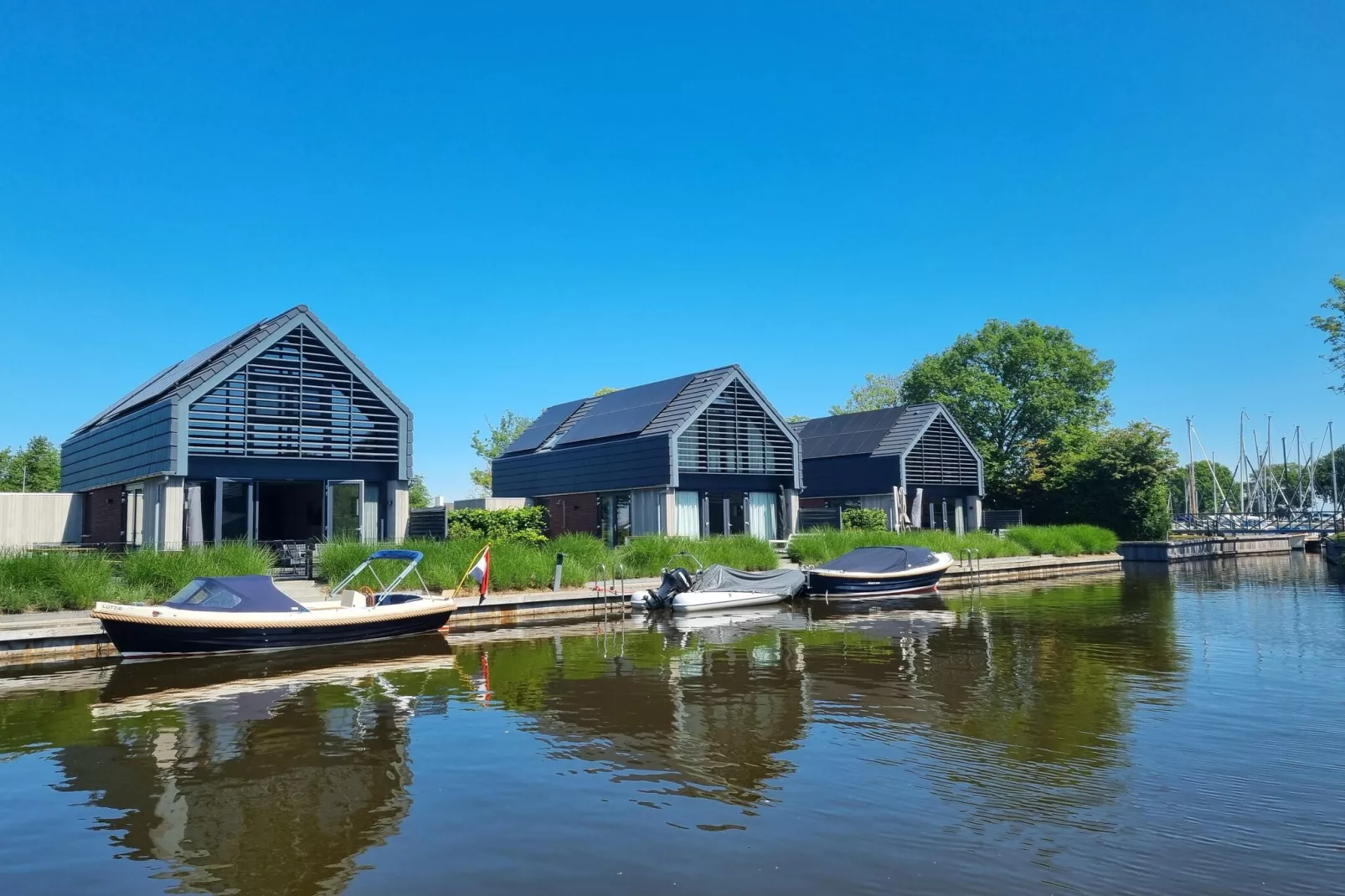 Watervilla Achttjin - Buitenkant zomer