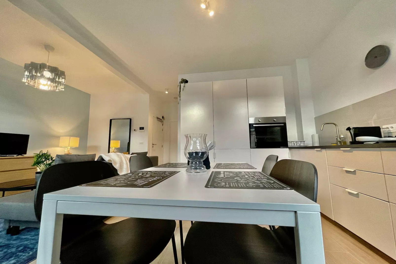 Luxury Dlx 1BR Near Fashion District by OneLuxStay - Eetkamer