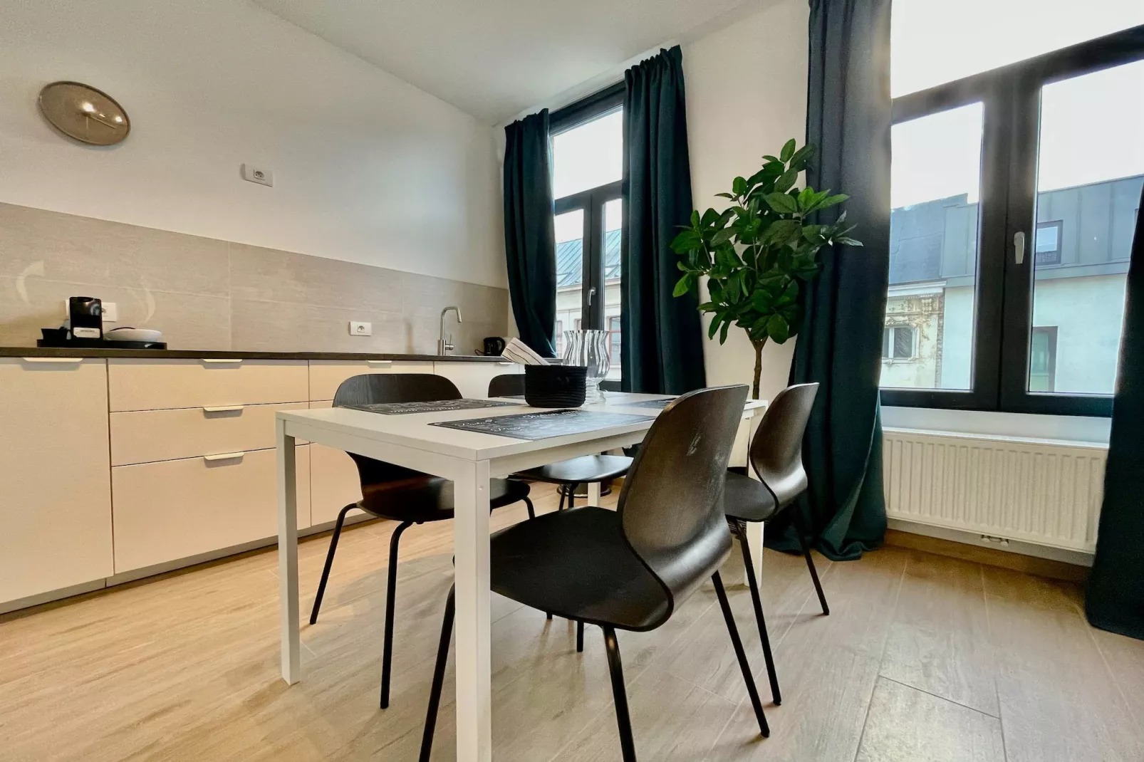 Luxury Dlx 1BR Near Fashion District by OneLuxStay - Eetkamer