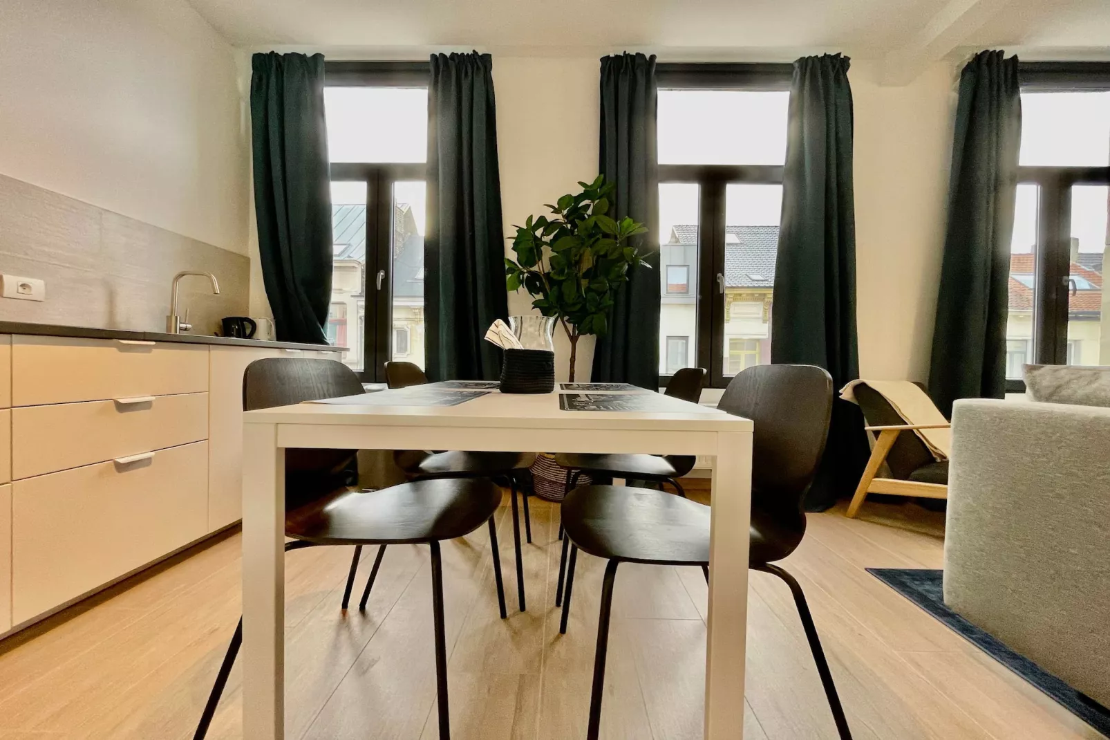 Luxury Dlx 1BR Near Fashion District by OneLuxStay - Eetkamer