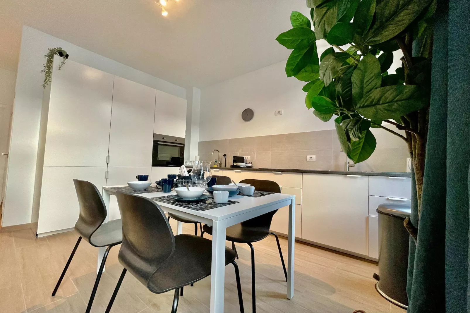 Luxury Dlx 1BR Near Fashion District by OneLuxStay - Eetkamer