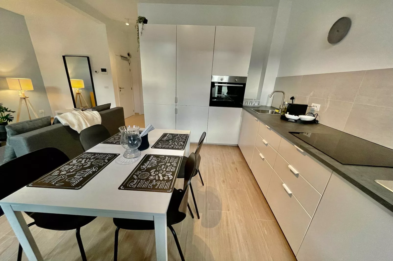 Luxury Dlx 1BR Near Fashion District by OneLuxStay - Keuken