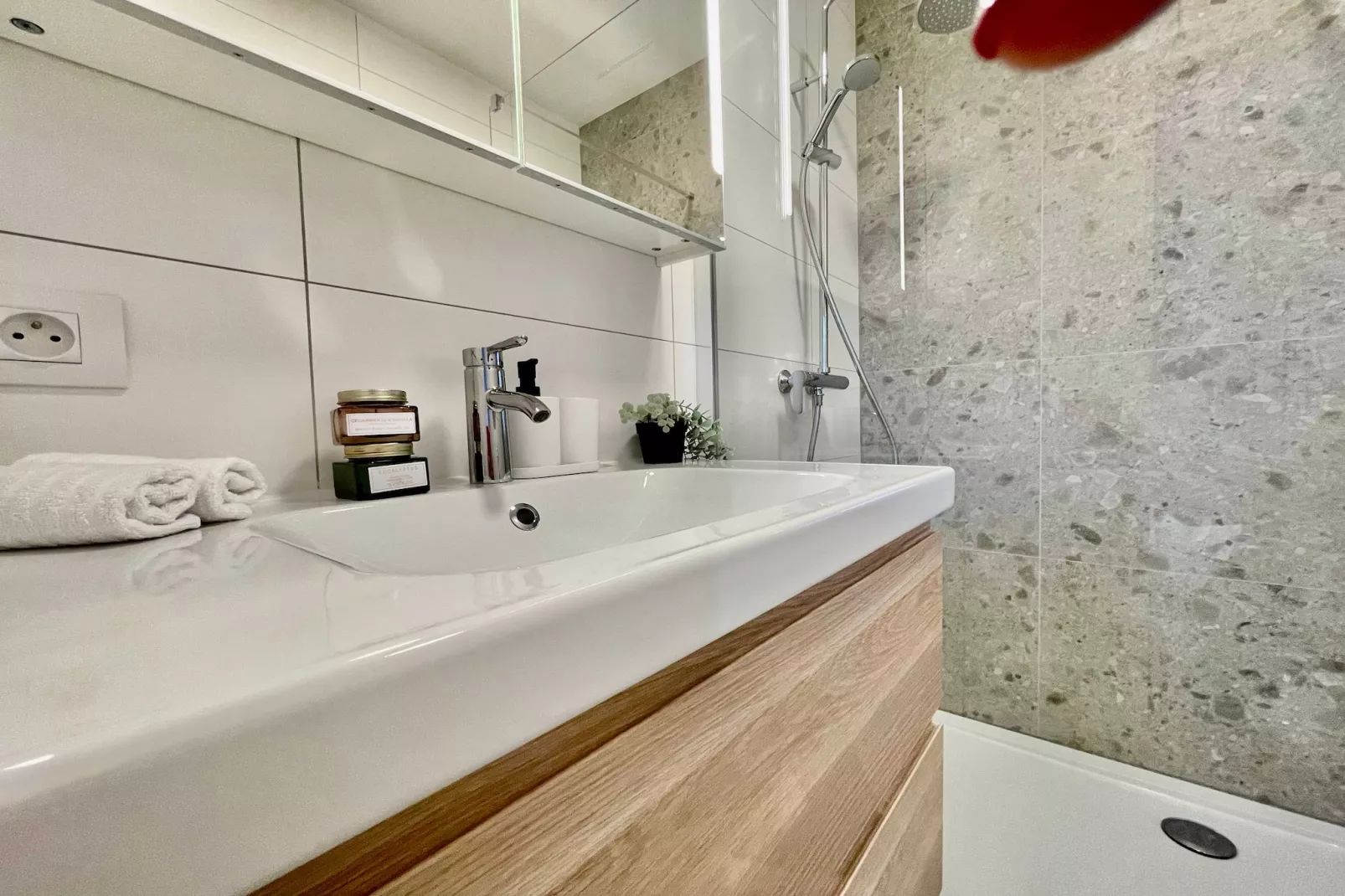 Luxury Dlx 1BR Near Fashion District by OneLuxStay - Badkamer