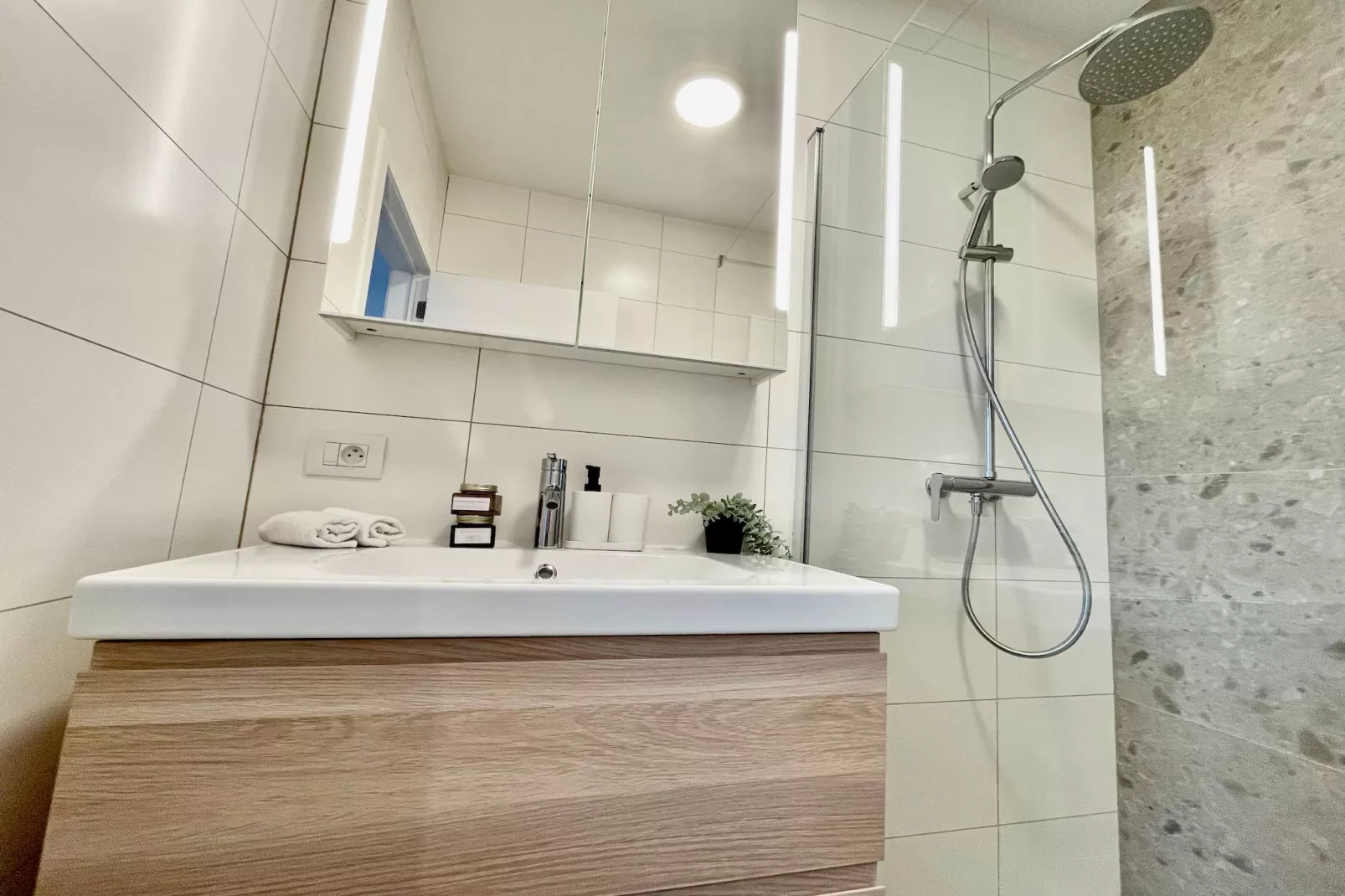 Luxury Dlx 1BR Near Fashion District by OneLuxStay - Badkamer