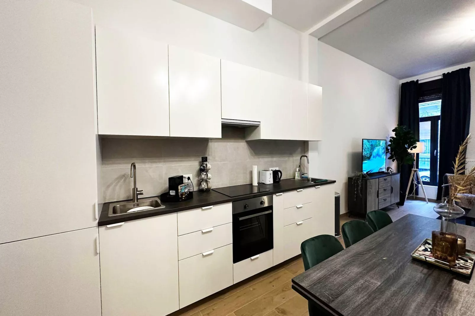 Luxury 2BR 2BA Near Fashion District by OneLuxStay