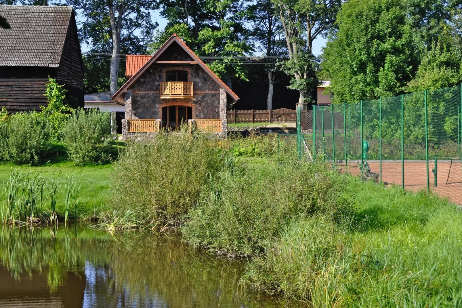 Kamienny Dom do 12 os Grąbczyn-Buitenkant zomer