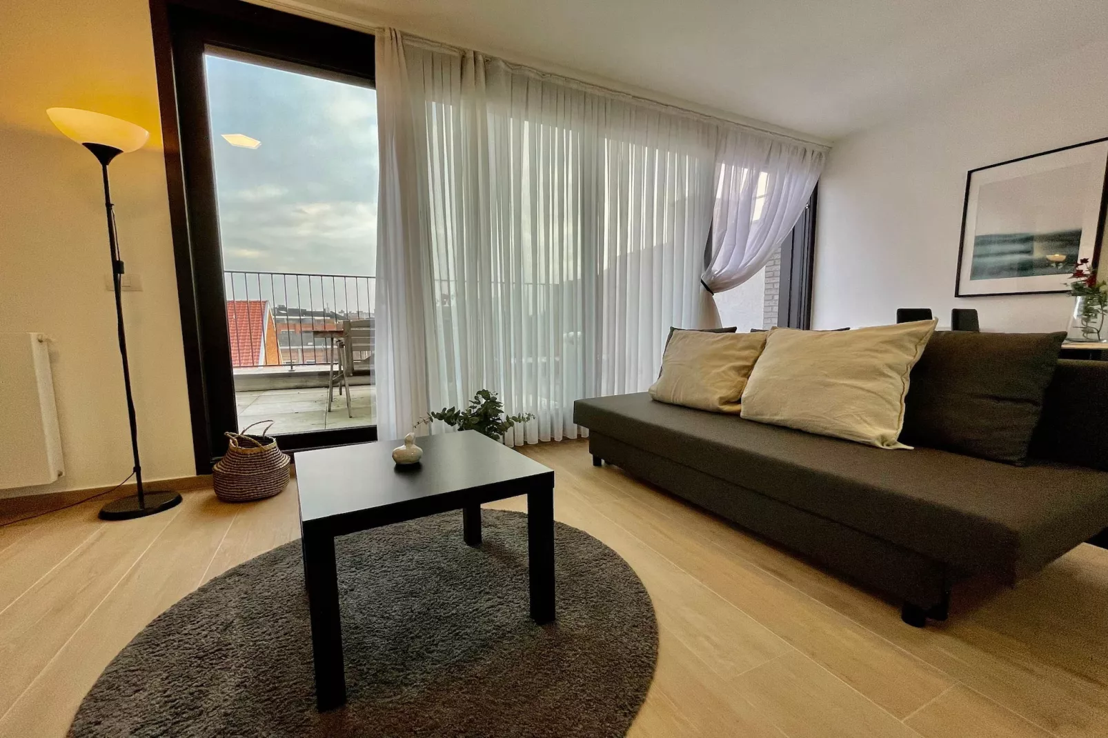 Modern 1BR Near Diamond District by OneLuxStay - Woonkamer