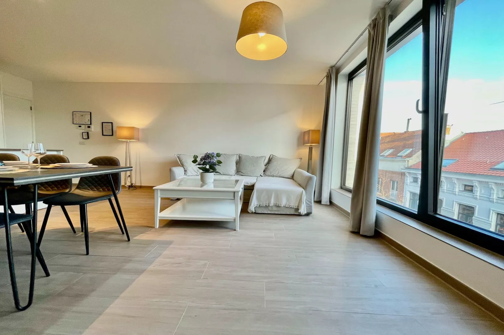 Modern 2BR 1/5 BA Near Diamond District by OneLuxStay - Woonkamer