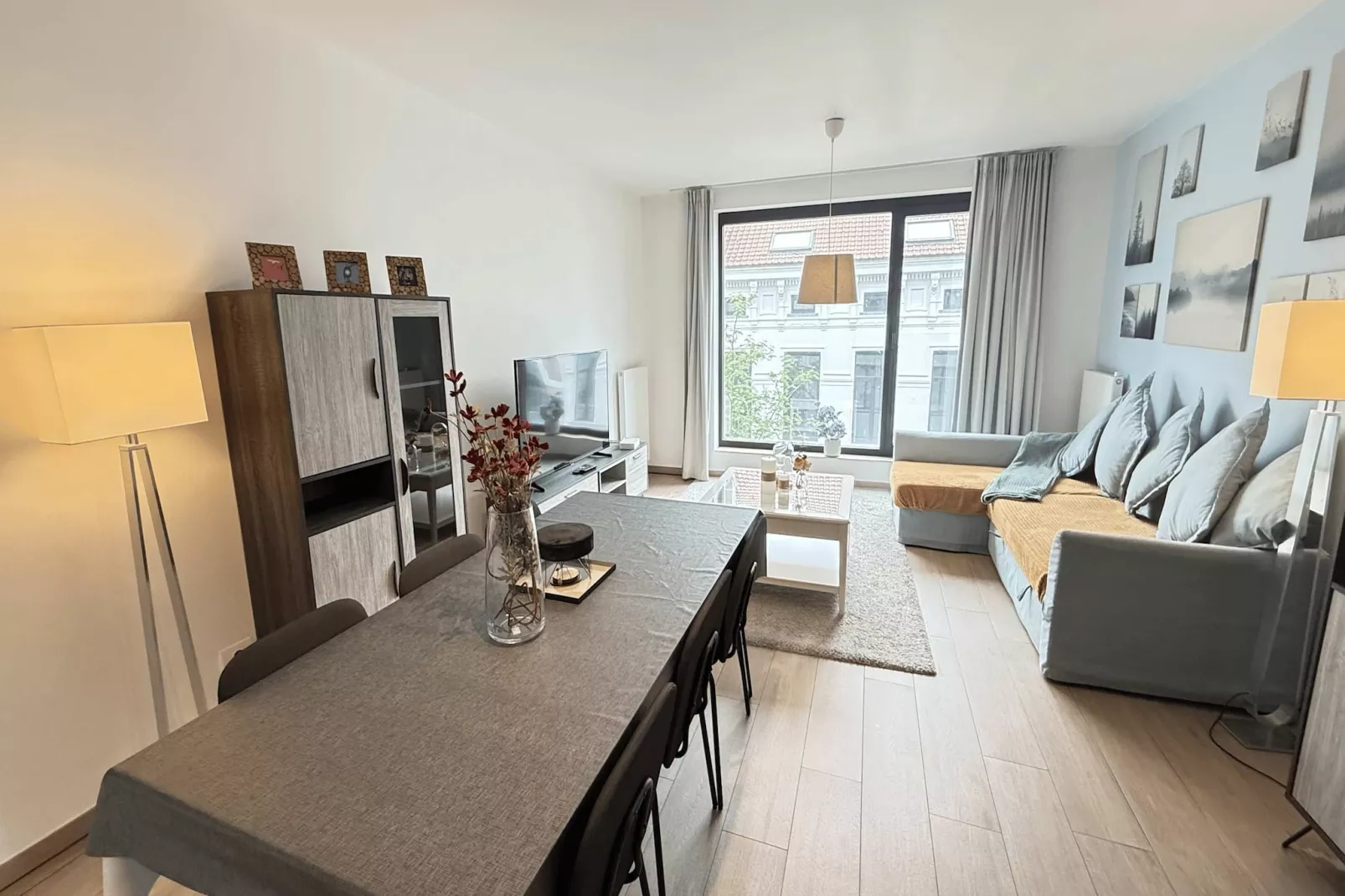 Spacious 3BR 25 BA Near Diamond District by OneLuxStay - Woonkamer