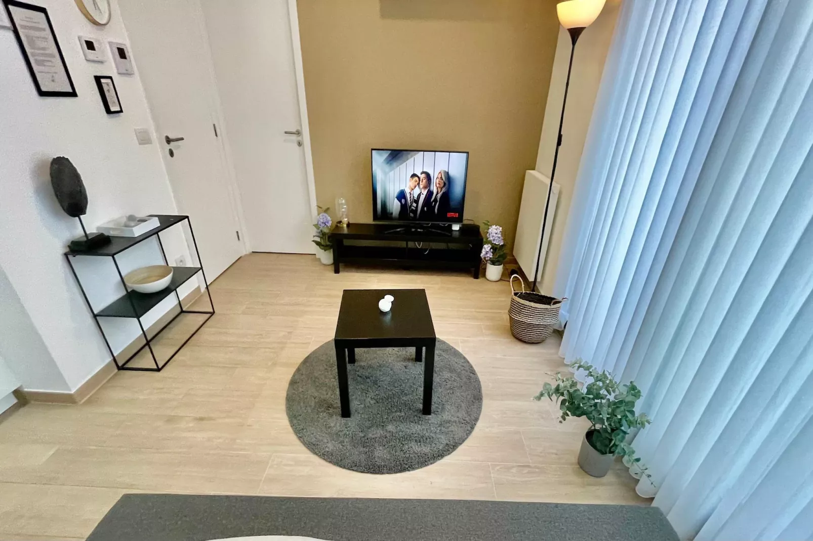 Modern 1BR Near Diamond District by OneLuxStay - Woonkamer