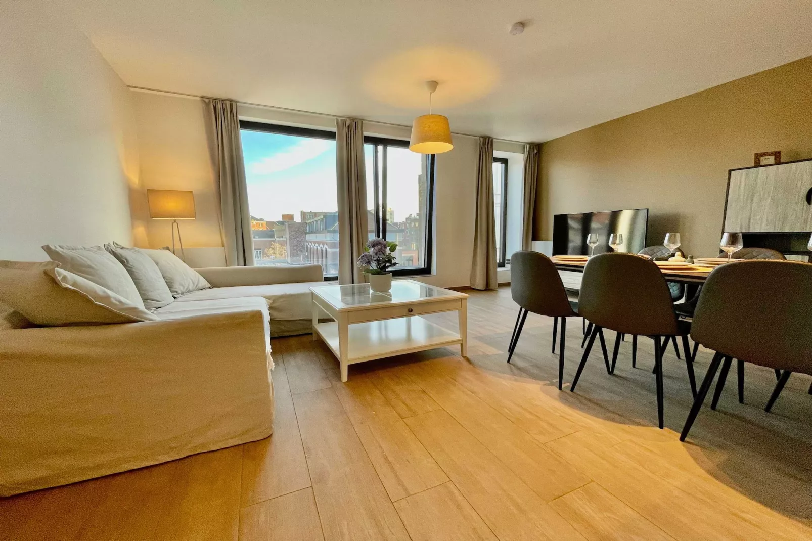 Modern 2BR 1/5 BA Near Diamond District by OneLuxStay - Woonkamer