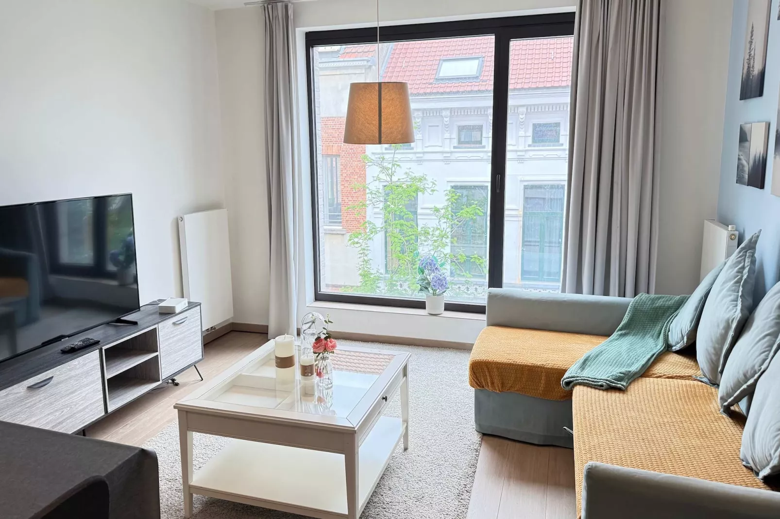 Spacious 3BR 25 BA Near Diamond District by OneLuxStay - Woonkamer