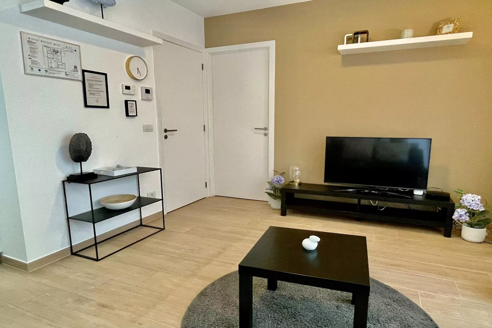 Modern 1BR Near Diamond District by OneLuxStay - Woonkamer