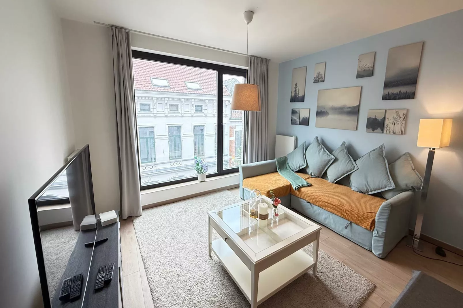 Spacious 3BR 25 BA Near Diamond District by OneLuxStay - Woonkamer