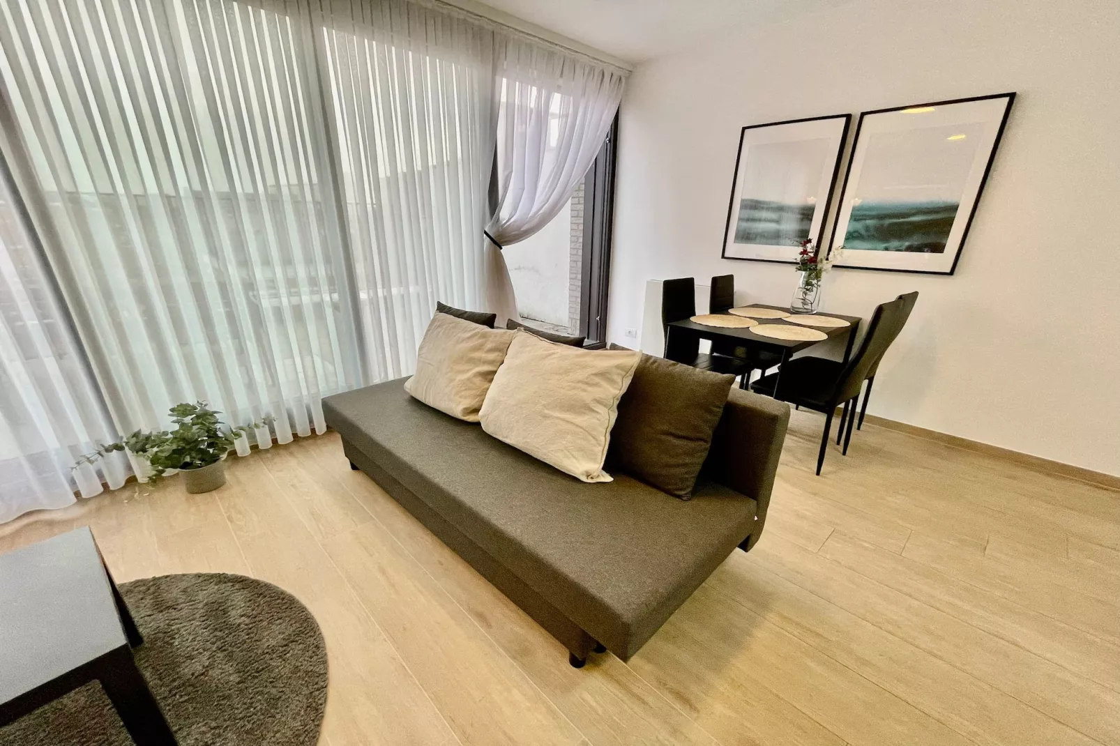 Modern 1BR Near Diamond District by OneLuxStay - Woonkamer
