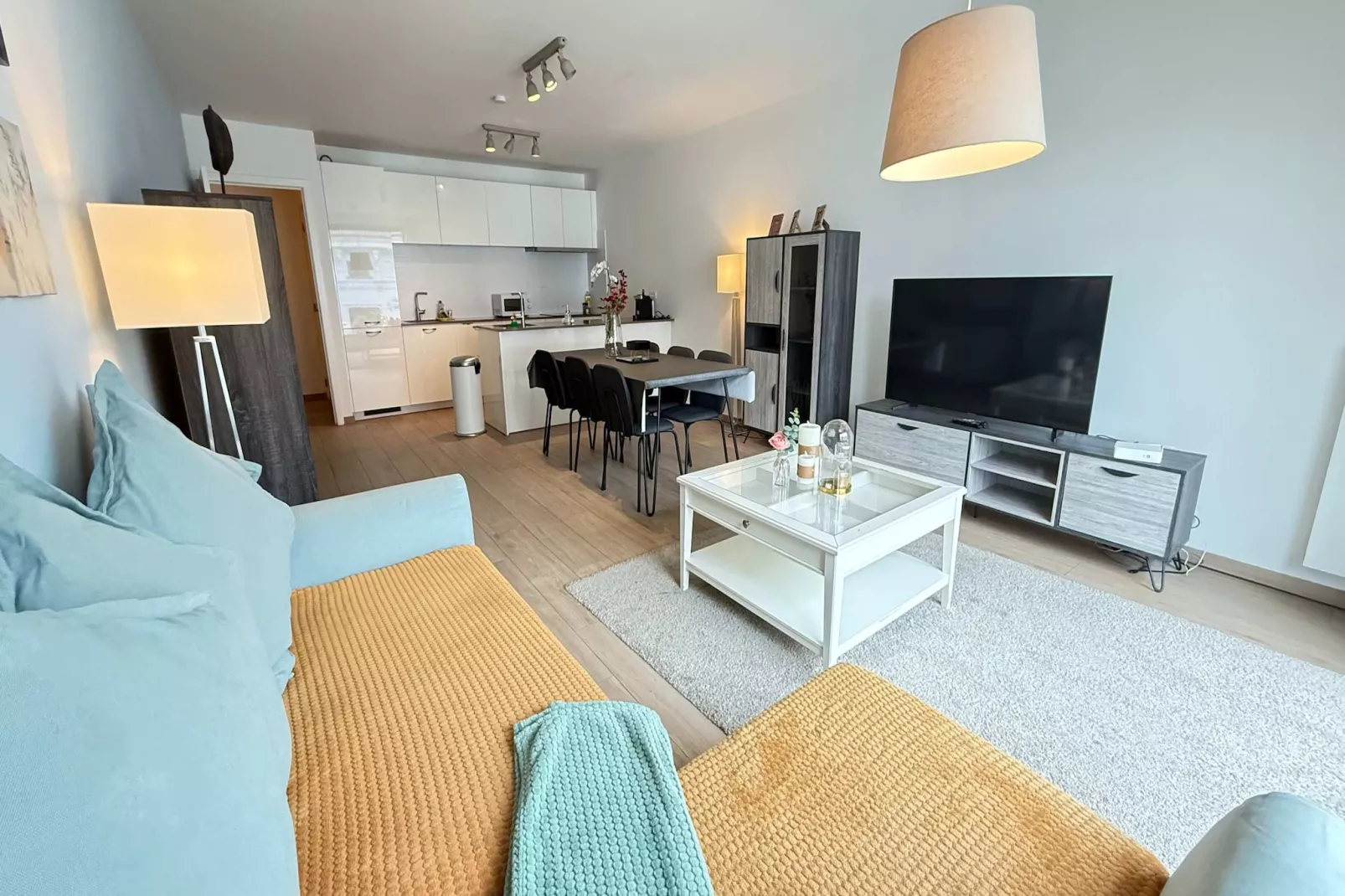 Spacious 3BR 25 BA Near Diamond District by OneLuxStay - Woonkamer