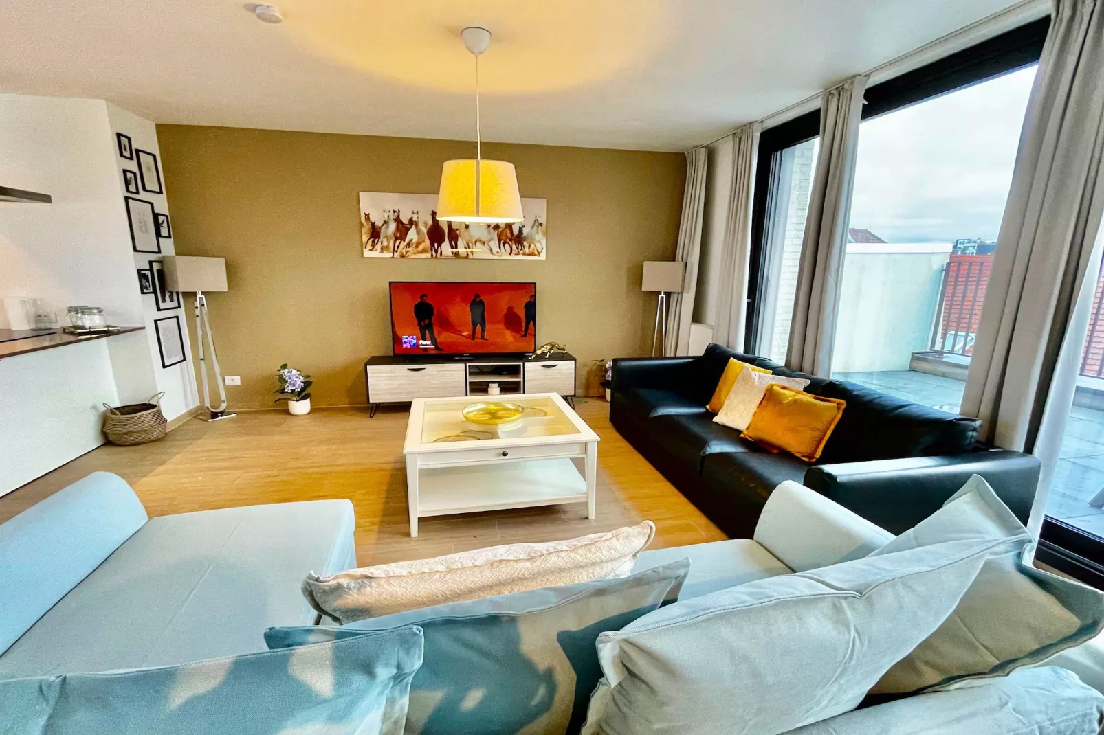 Modern 2BR Penthouse Near Diamond District by OneLuxStay - Woonkamer